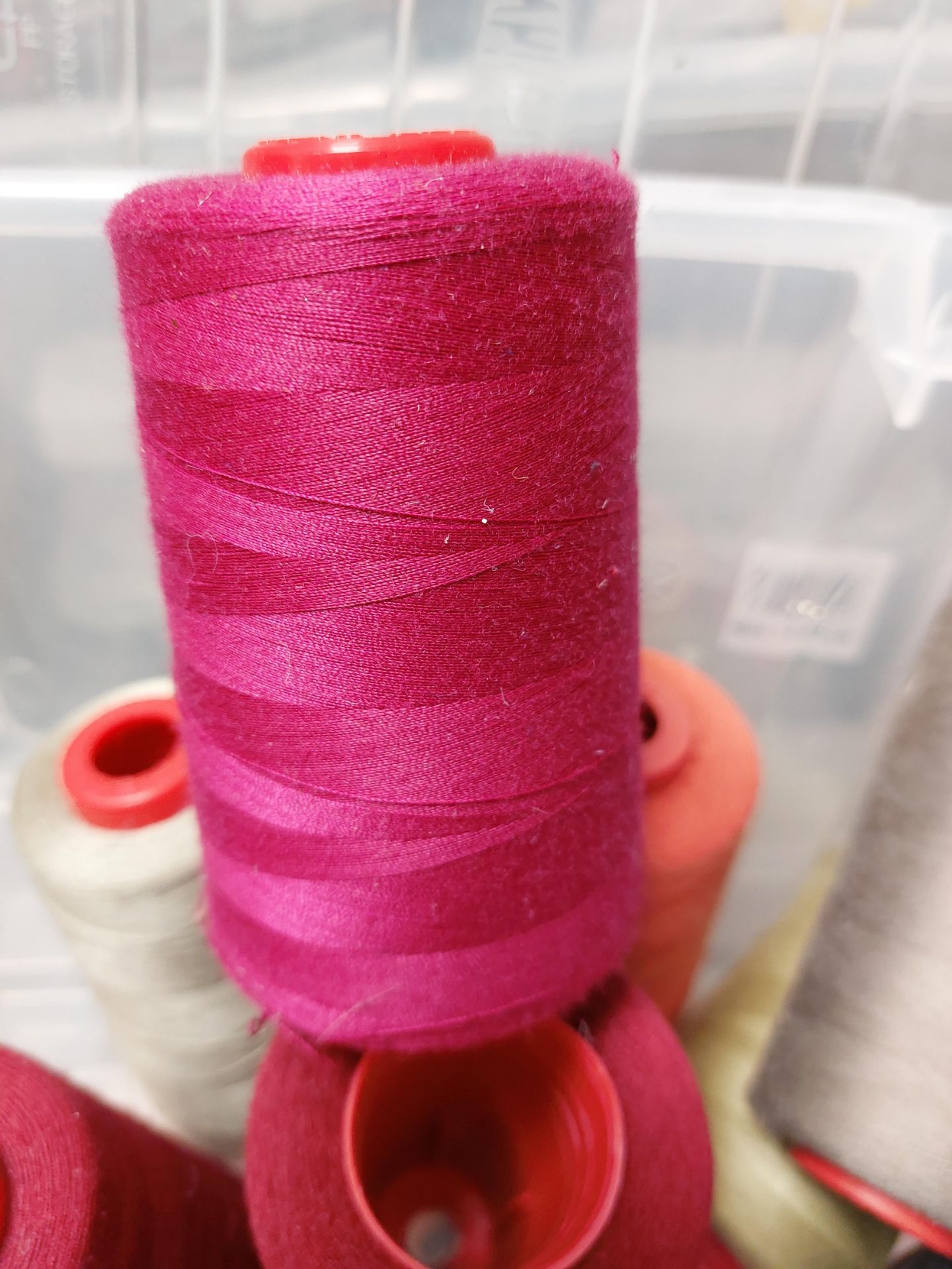 Box of large reels of sewing cotton. Mixed cours - Image 3 of 7