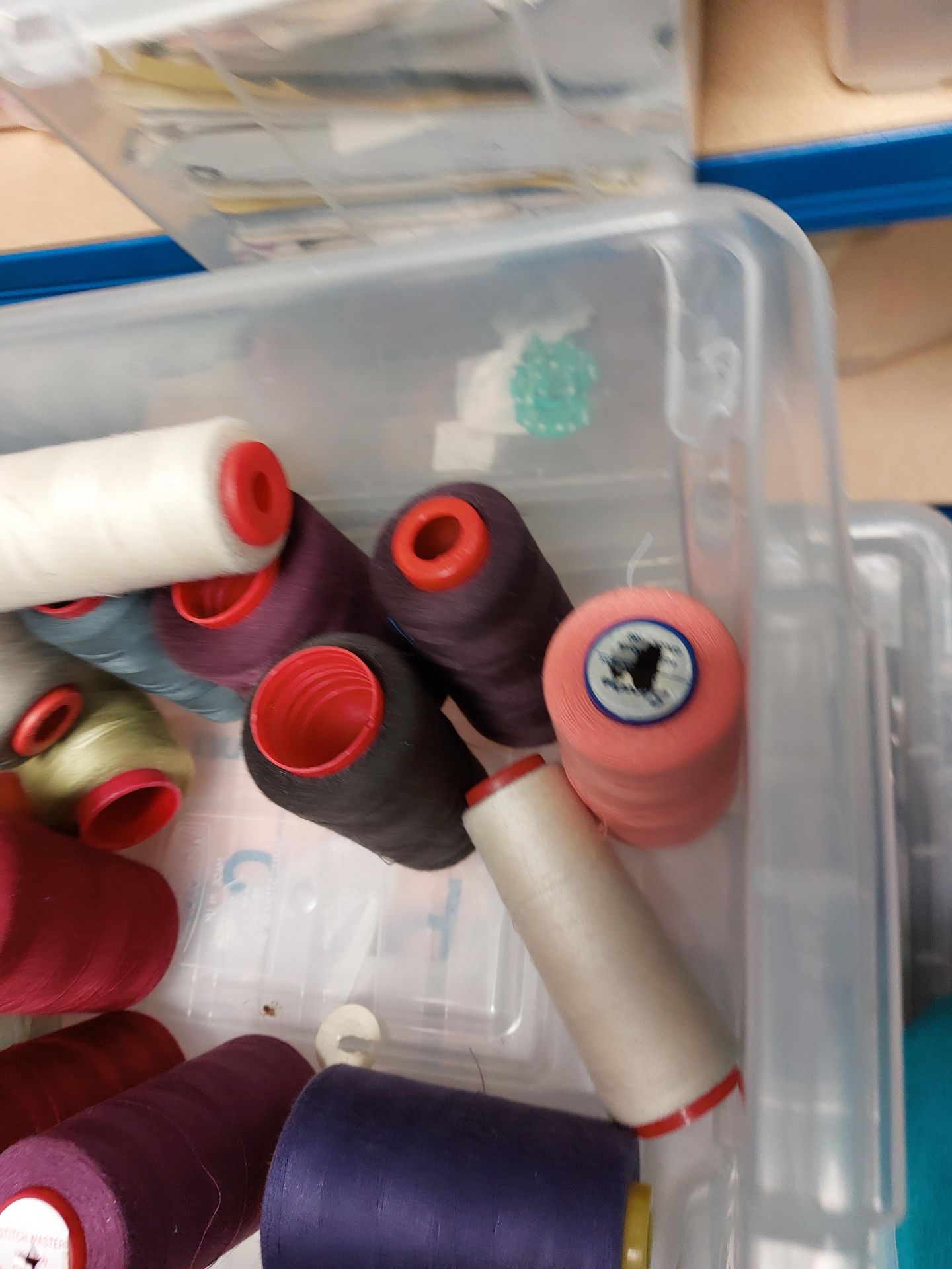 Box of large reels of sewing cotton. Mixed cours - Image 4 of 7