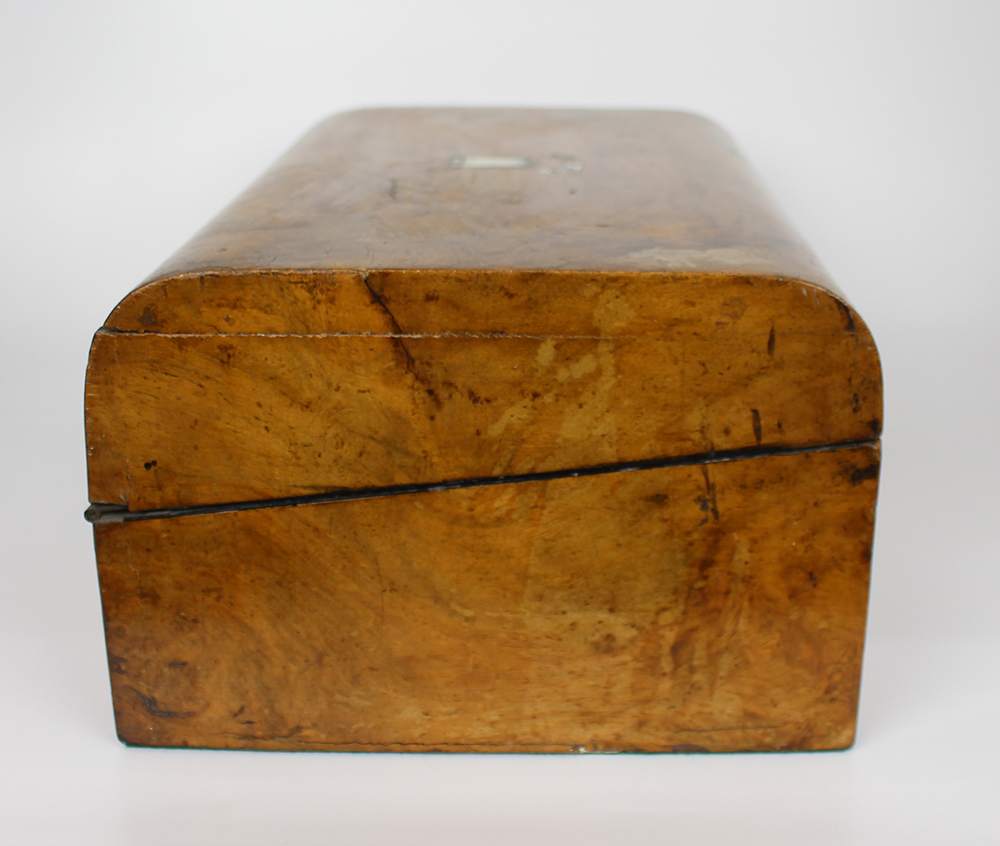 Victorian Walnut Writing Box with Mother of Pearl Crested Decoration - Image 5 of 8