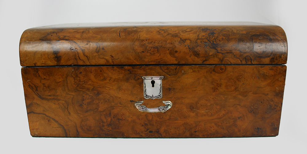 Victorian Walnut Writing Box with Mother of Pearl Crested Decoration - Image 3 of 8