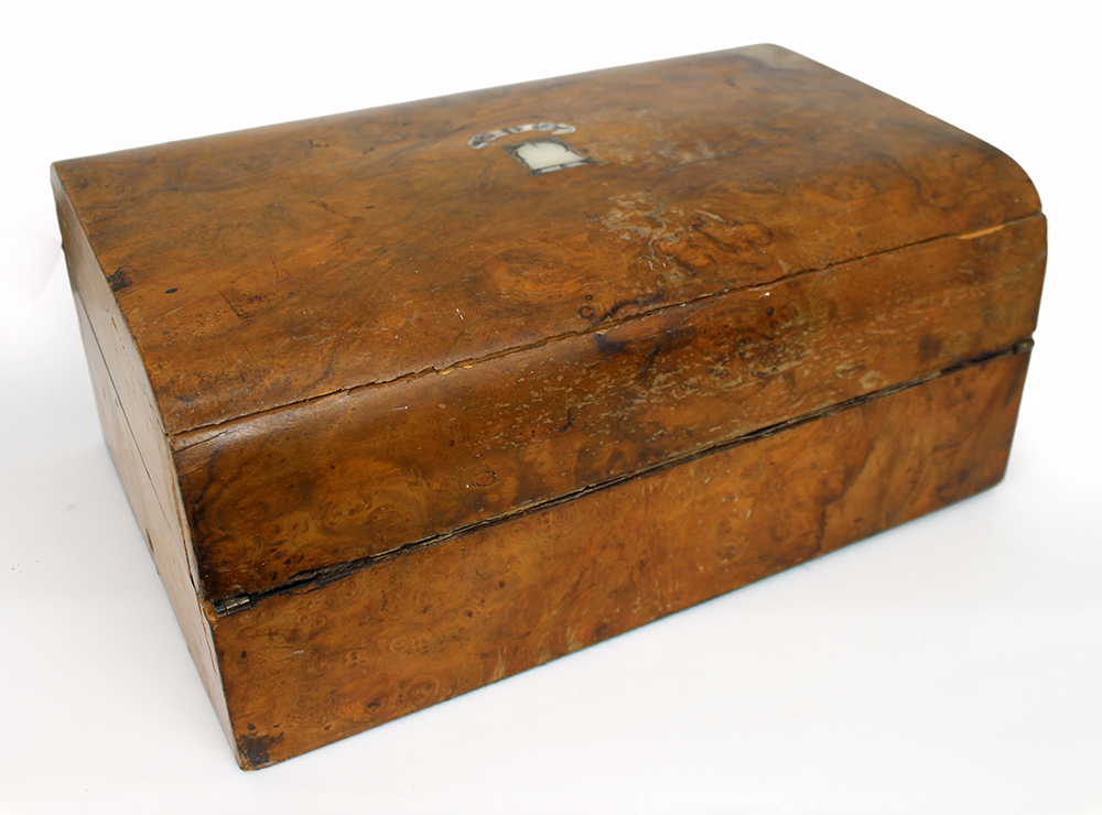 Victorian Walnut Writing Box with Mother of Pearl Crested Decoration - Image 4 of 8