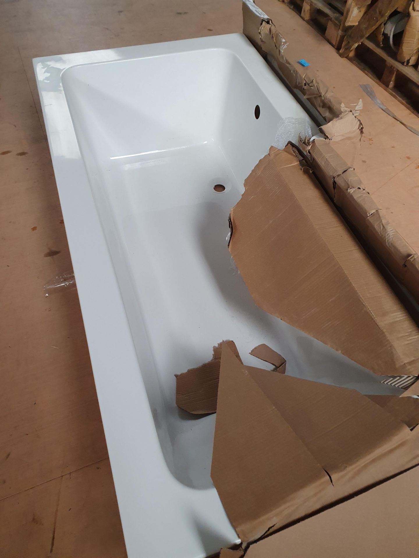 RRP £395. L shaped right handed shower bath With front Panel. 1700 x 850. Appears New unused with f - Image 4 of 4
