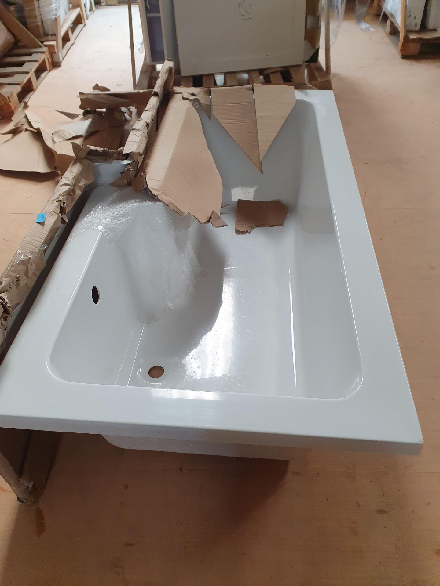 RRP £395. L shaped right handed shower bath With front Panel. 1700 x 850. Appears New unused with f - Image 3 of 4