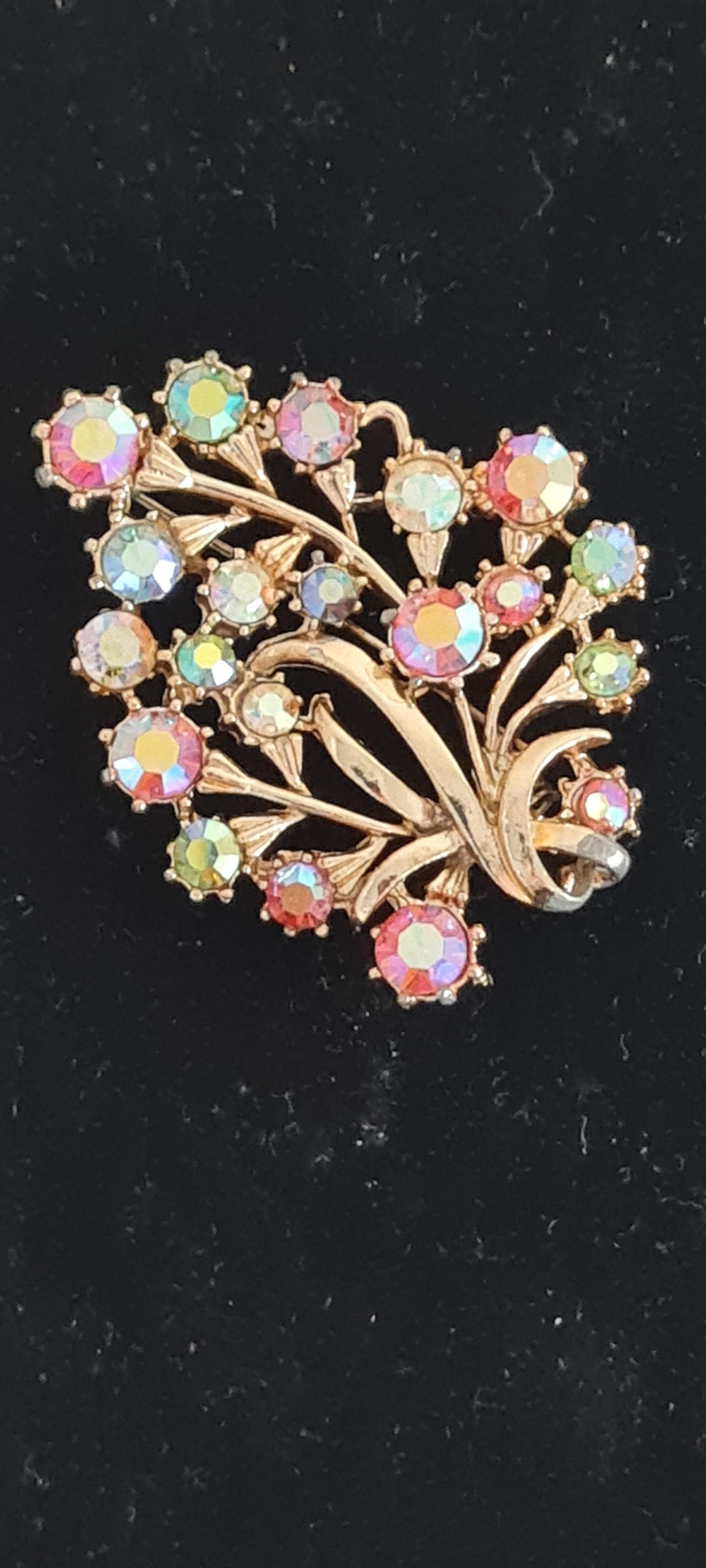 A Selection of Vintage Costume Jewellery Brooches - Image 7 of 10