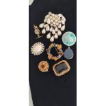 A Bundle Of Eight Pieces Of Vintage Brooches