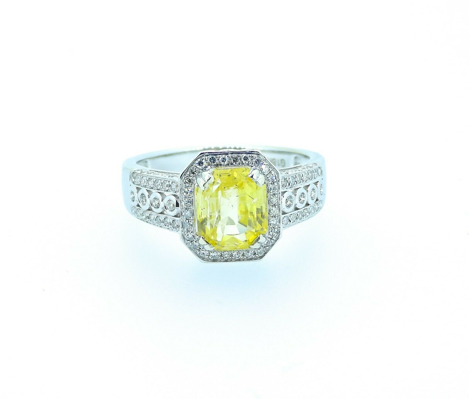 Certified 3.20 ct Yellow VVS Untreated Sapphire & Diamonds Ring - Image 4 of 8