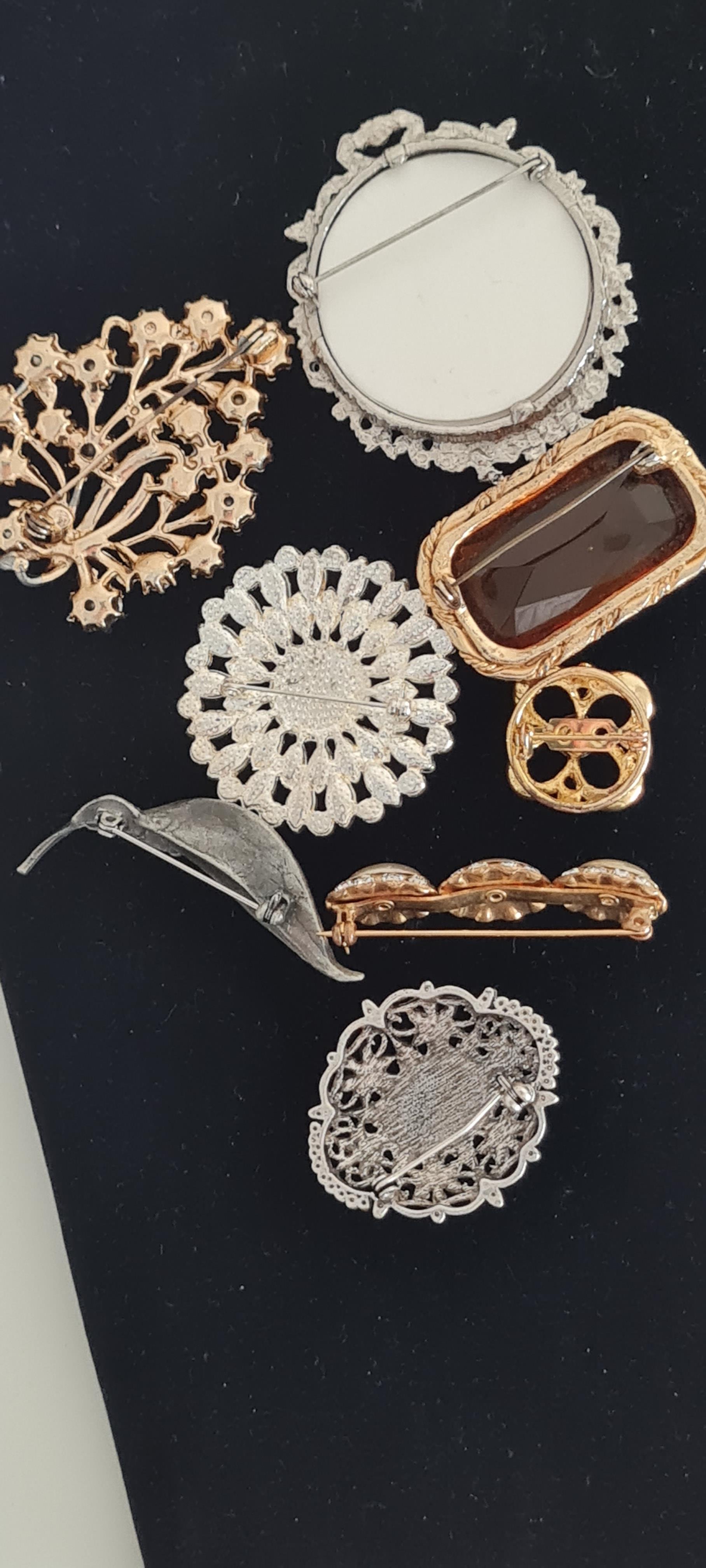 A Selection of Vintage Costume Jewellery Brooches - Image 2 of 10