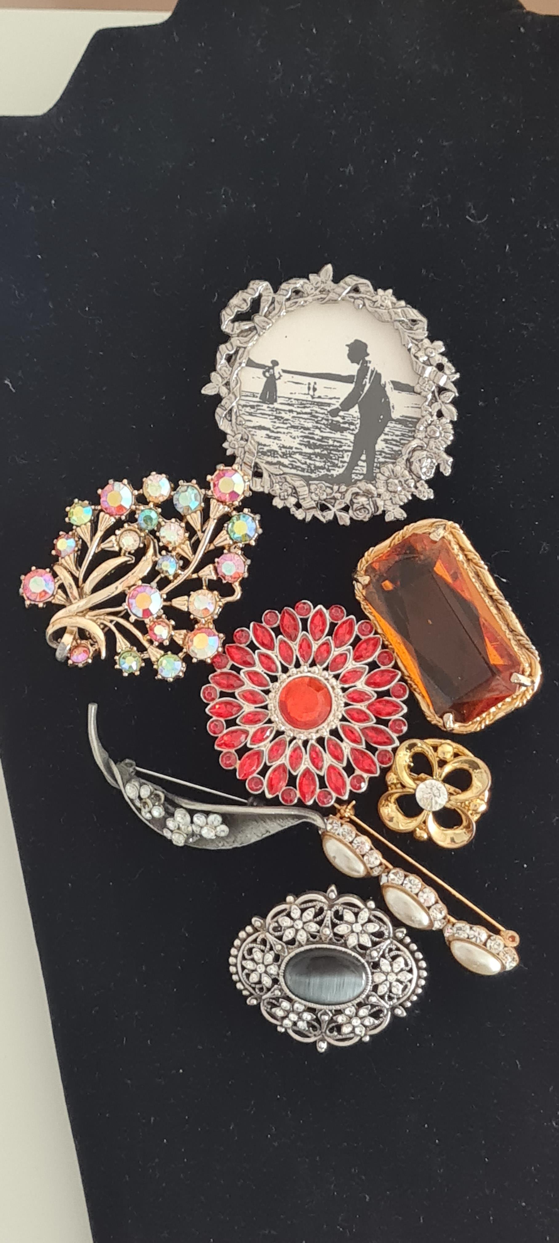 A Selection of Vintage Costume Jewellery Brooches