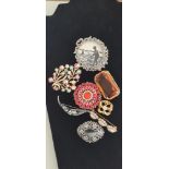 A Selection of Vintage Costume Jewellery Brooches