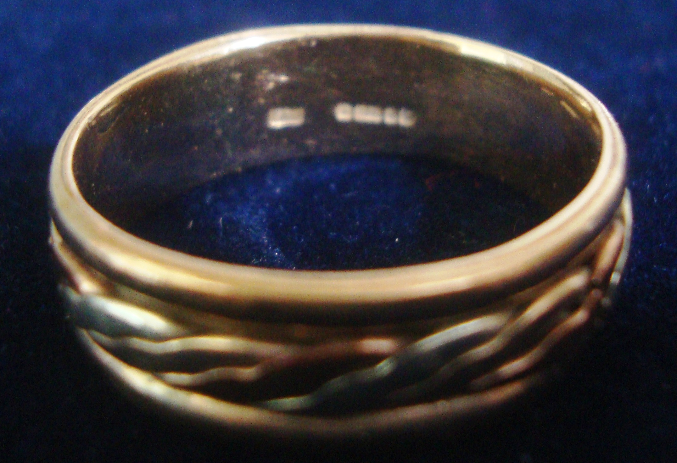 9ct. THREE COLOUR GOLD RING - Image 3 of 4