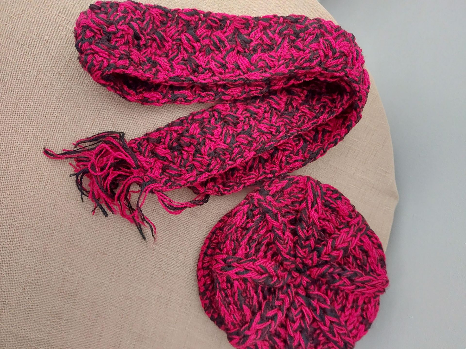 Knitted Hats and Scarves Child - Image 7 of 12