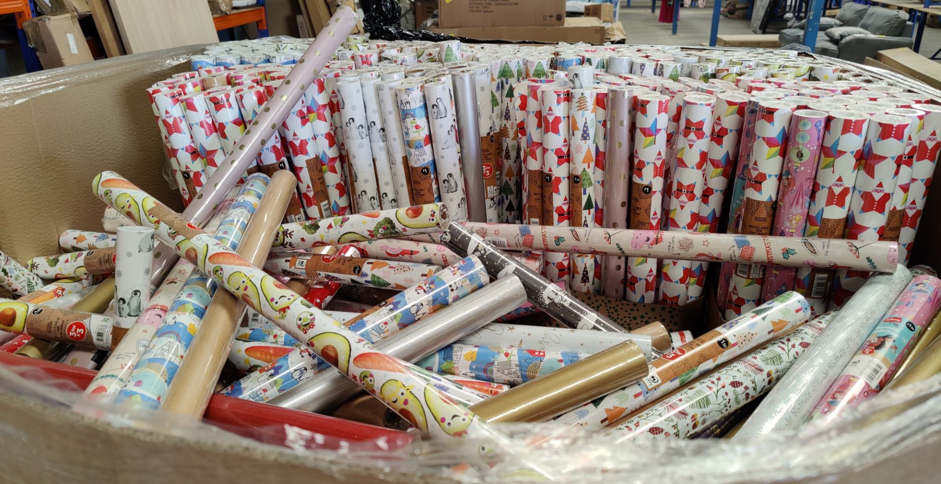 (R3) Trader’s Lot - Pallet Of Mixed Christmas Wrapping Paper. All Items Appear As New. To Include R - Image 3 of 3