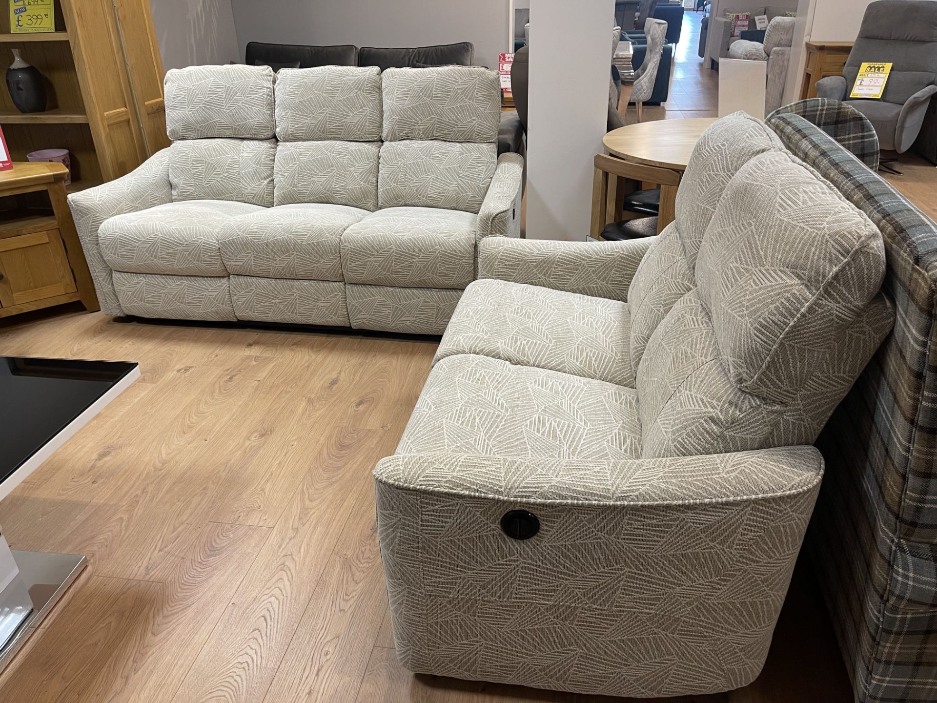 Brand New Boxed 3 Seater Seattle Electric Reclining Sofa In Brushstroke Cream Fabric - Image 3 of 3