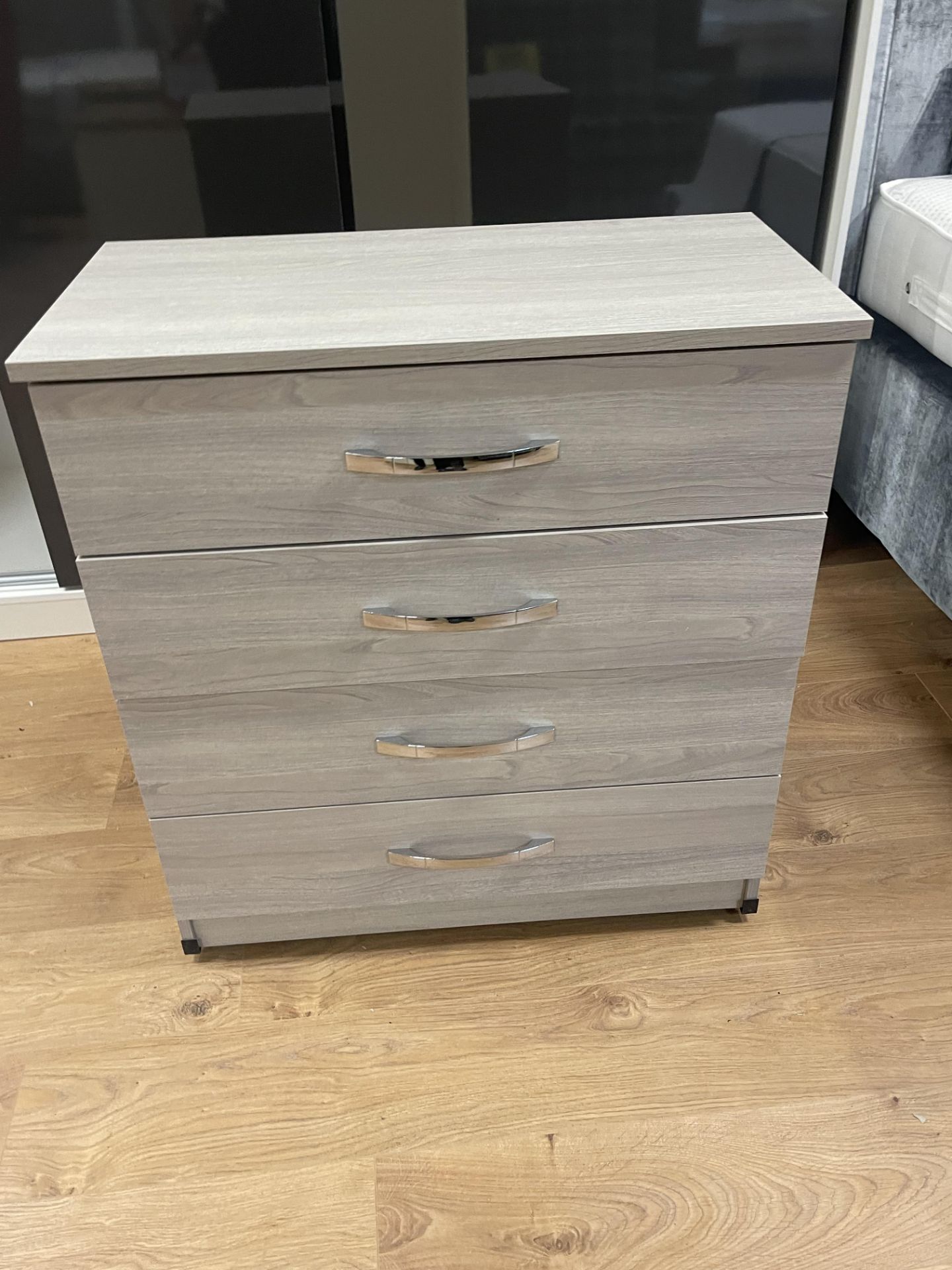 Brand New 4 Drawer Chest Of Drawers In Silver