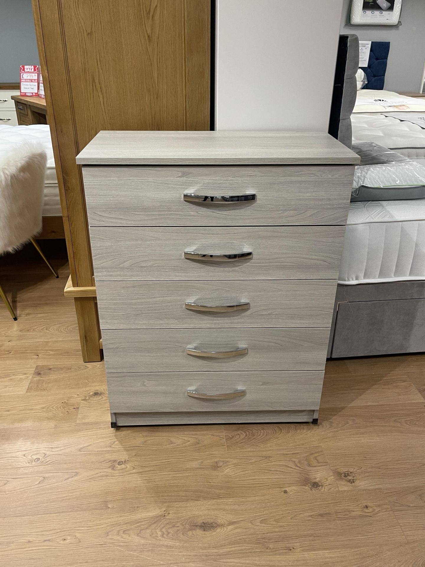 Brand New 5 Drawer Chest Of Drawers In Silver