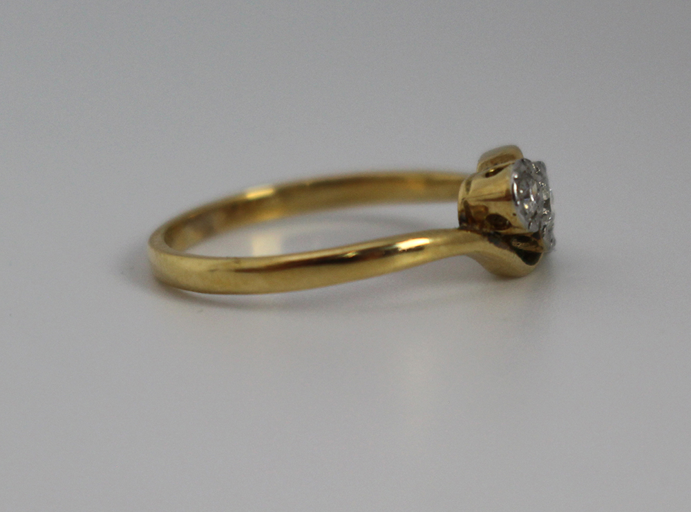 Mid 20th c. Diamond Three Stone 18ct Gold Ring - Image 4 of 5