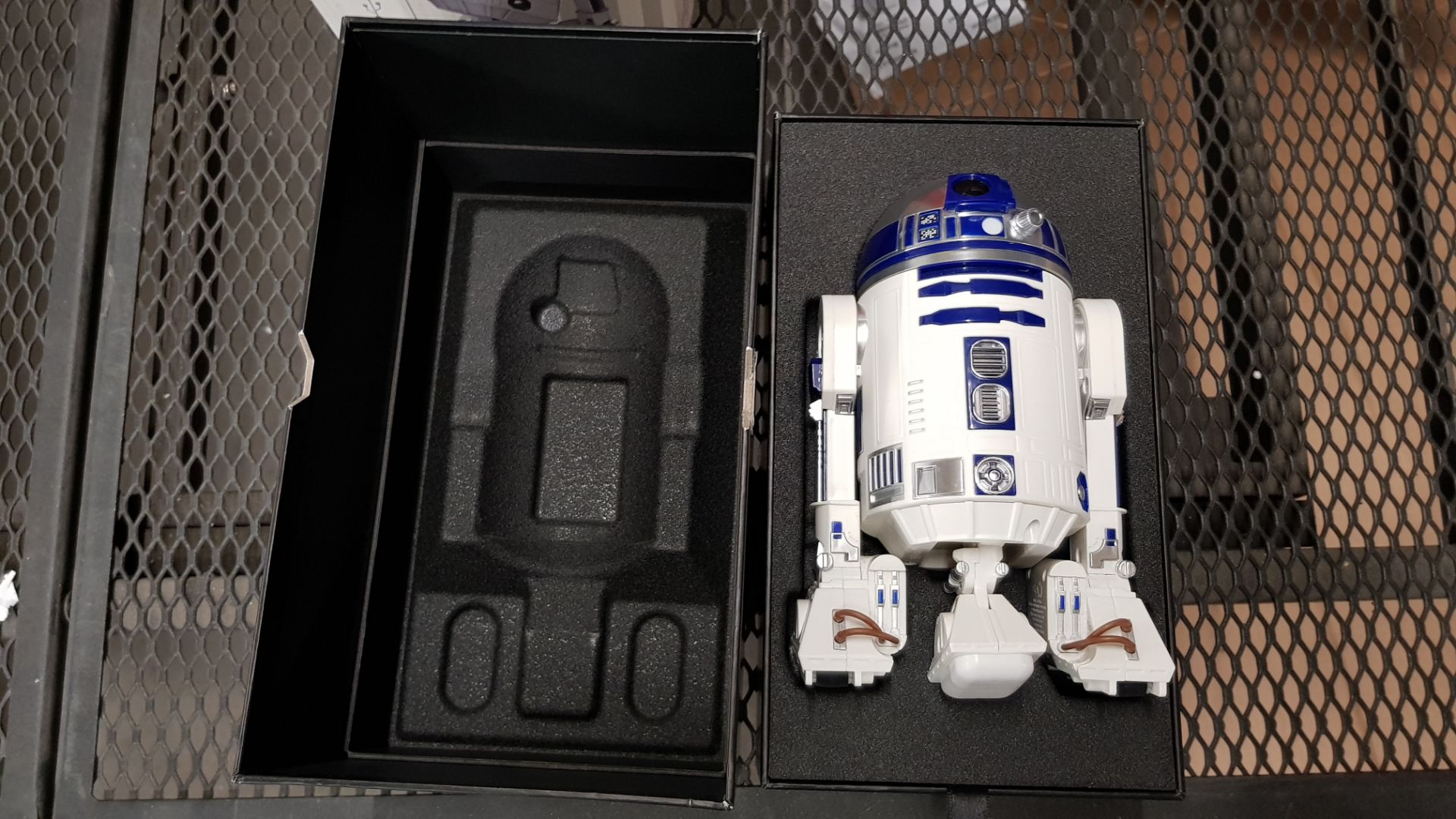 (R8) RRP £199. Sphero Star Wars R2-D2 App Enabled Droid. (Unit Has Return To Manufacturer Sticker). - Image 10 of 11
