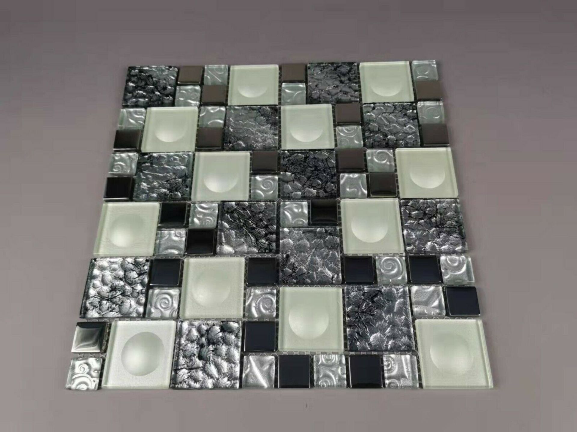 10 Square Metres - High Quality Glass/Stainless Steel Mosaic Tiles - Image 3 of 4