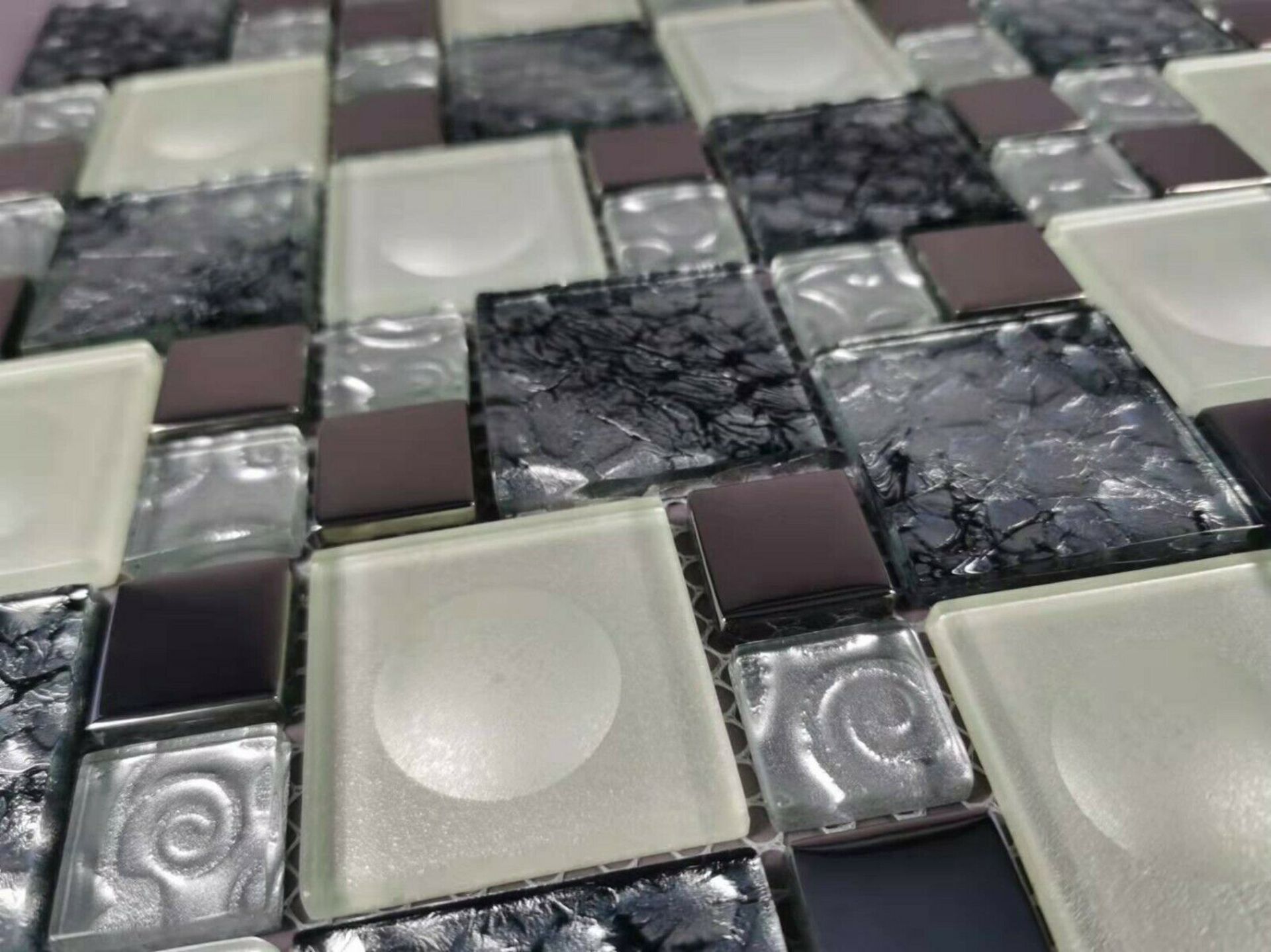 Stock Clearance High Quality Glass/Stainless Steel Mosaic Tiles - 11 Sheets - One Square Metre - Image 2 of 3