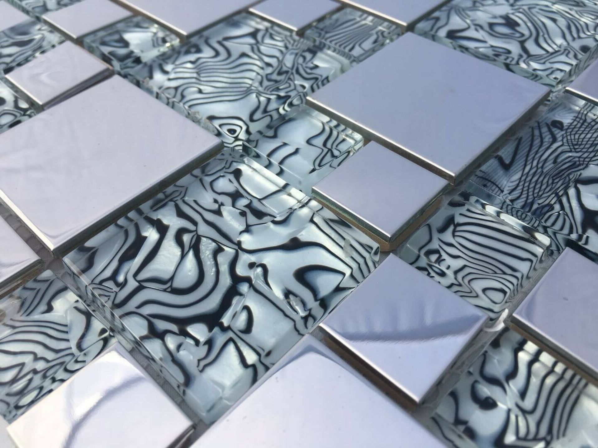Stock Clearance High Quality Glass/Stainless Steel Mosaic Tiles - 11 Sheets - One Square Metres - Image 2 of 3