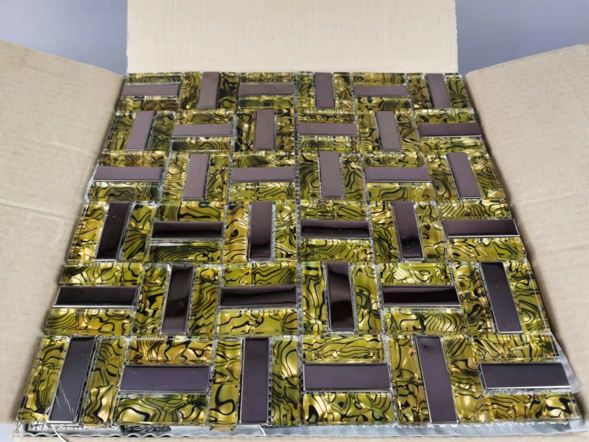 Stock Clearance High Quality Glass/Stainless Steel Mosaic Tiles - 11 Sheets - One Square Metre - Image 2 of 3