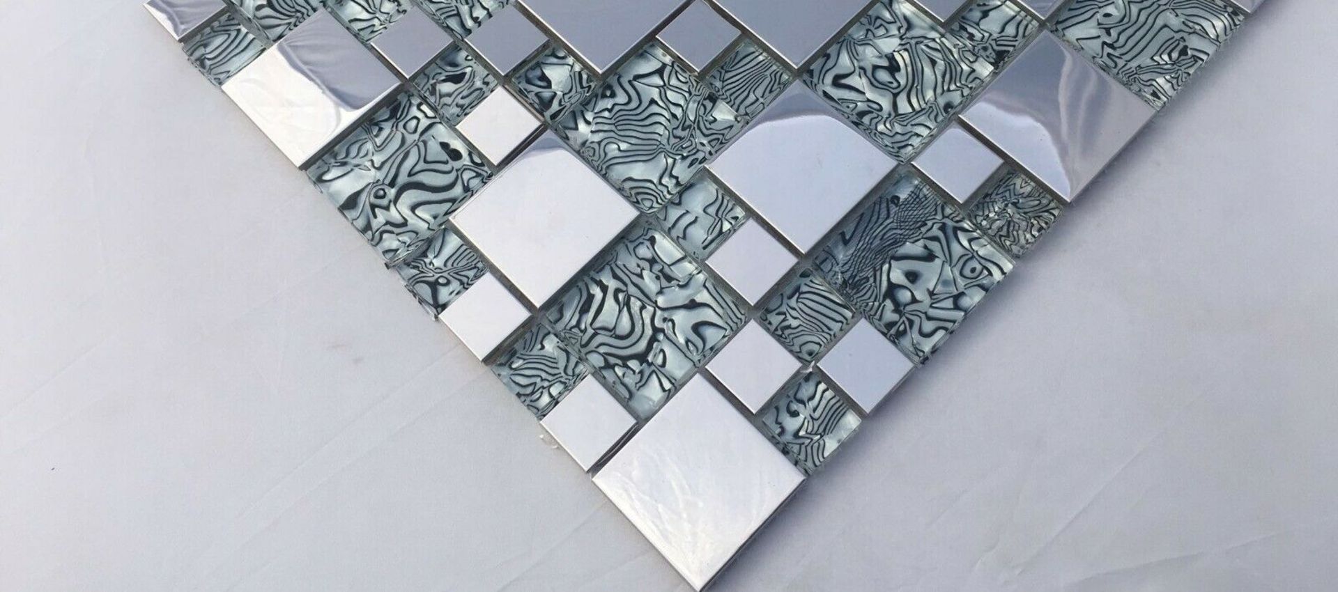 Stock Clearance High Quality Glass/Stainless Steel Mosaic Tiles - 11 Sheets - One Square Metres - Image 3 of 3