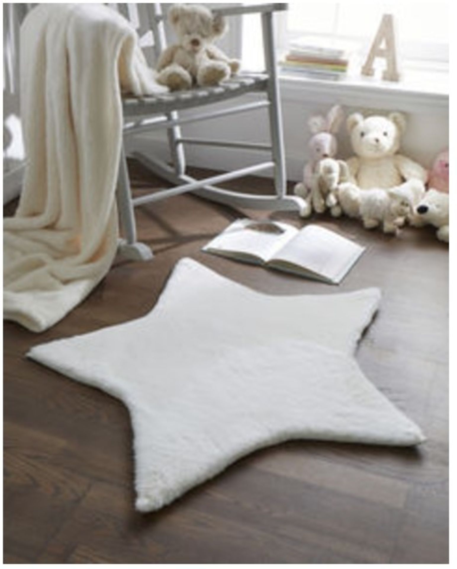 Lot RRP £104. 4x Soft Star Rug Cream (90x 90cm) RRP £26 Each. (SKU: LQ235). Units Are Brand New, Se