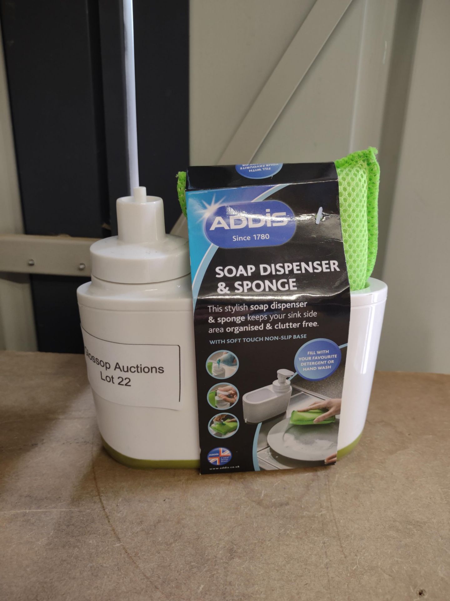 Addis soap dispenser and sponge. RRP £14.99 - GRADE U Addis soap dispenser and sponge.RRP £14.99 -