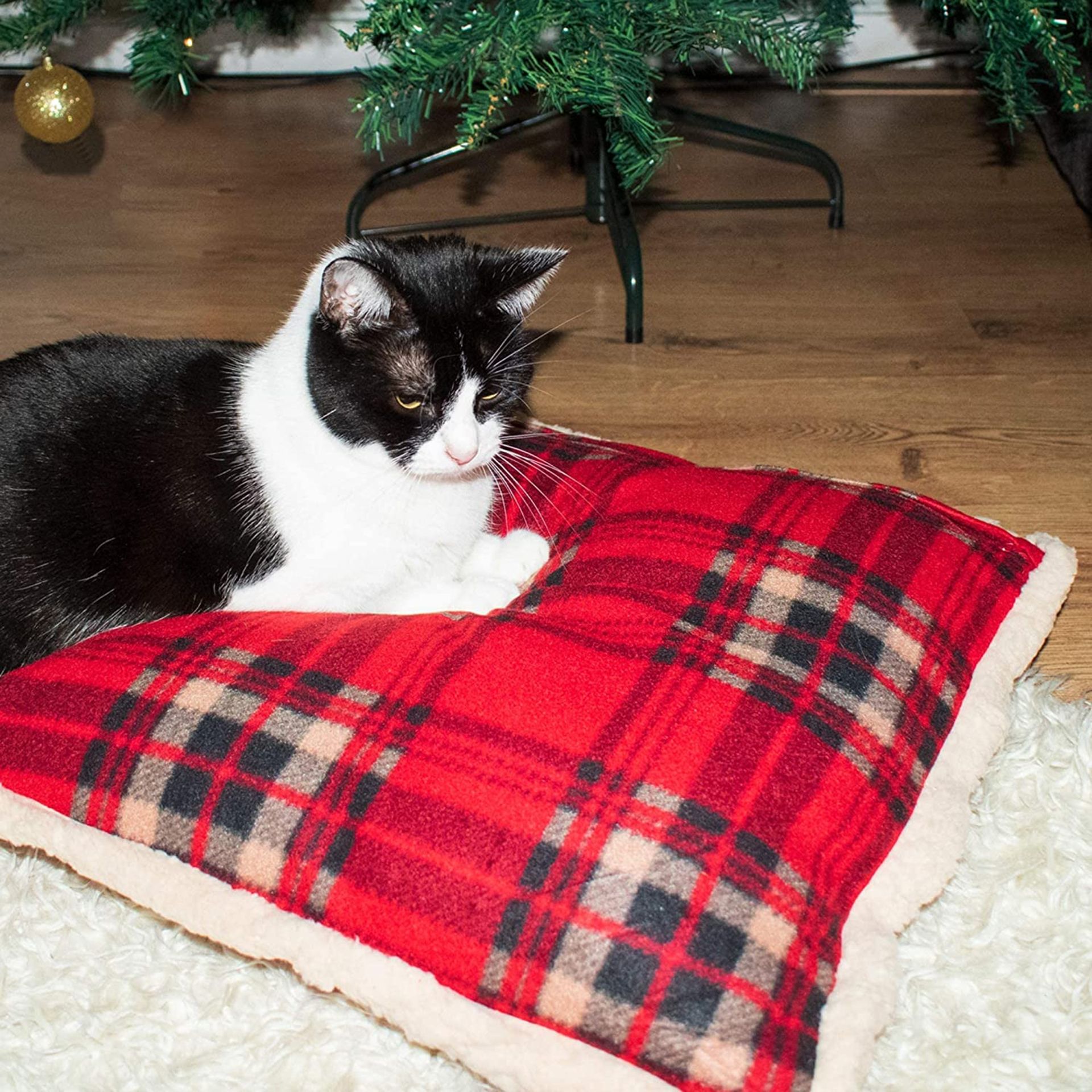 6 x Soft Touch Red Tartan Cushions with Fleecy Trim - Image 3 of 7