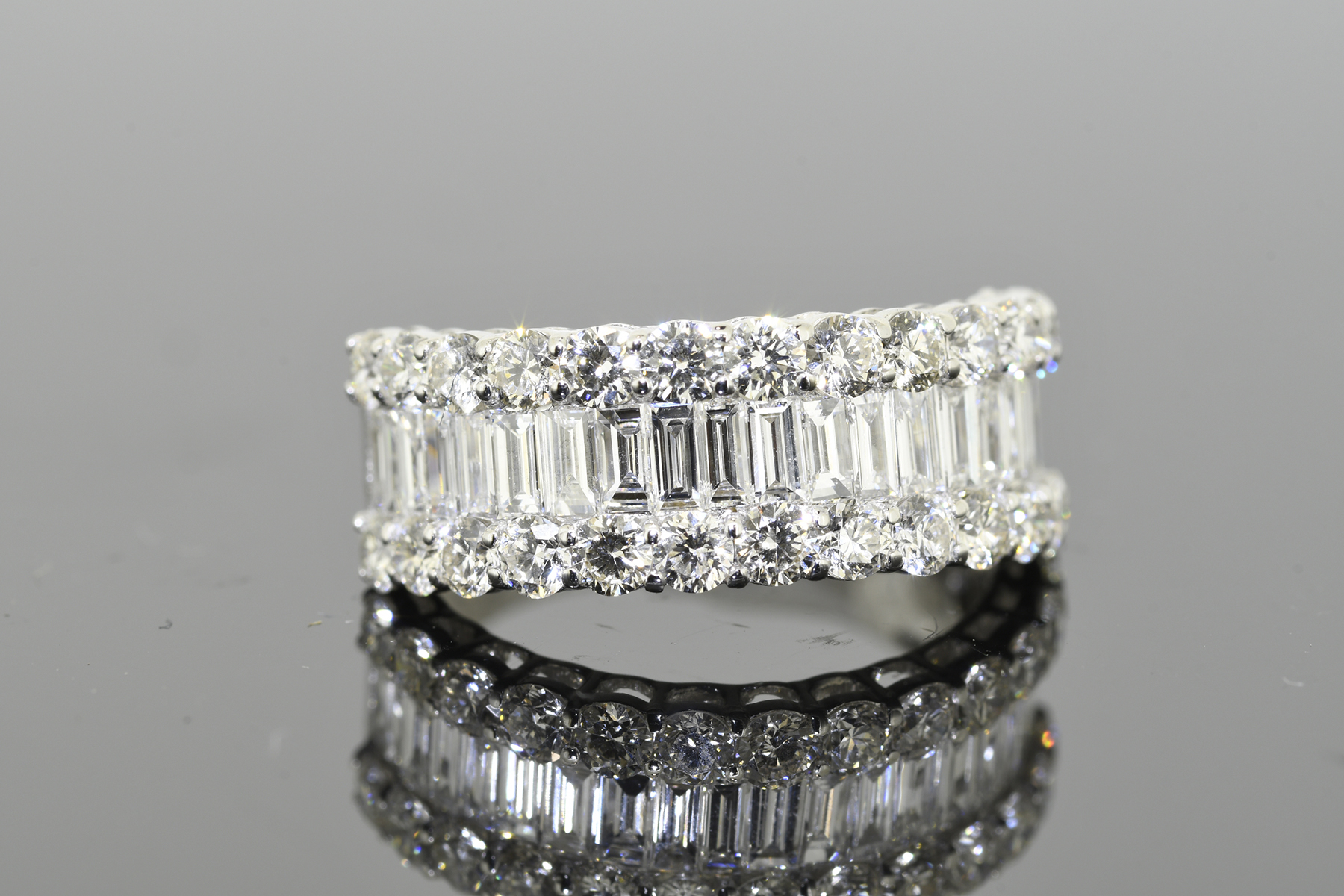 2.33 Carat Diamond Ring with Baguette & Brilliant Cut Diamonds - Image 3 of 3