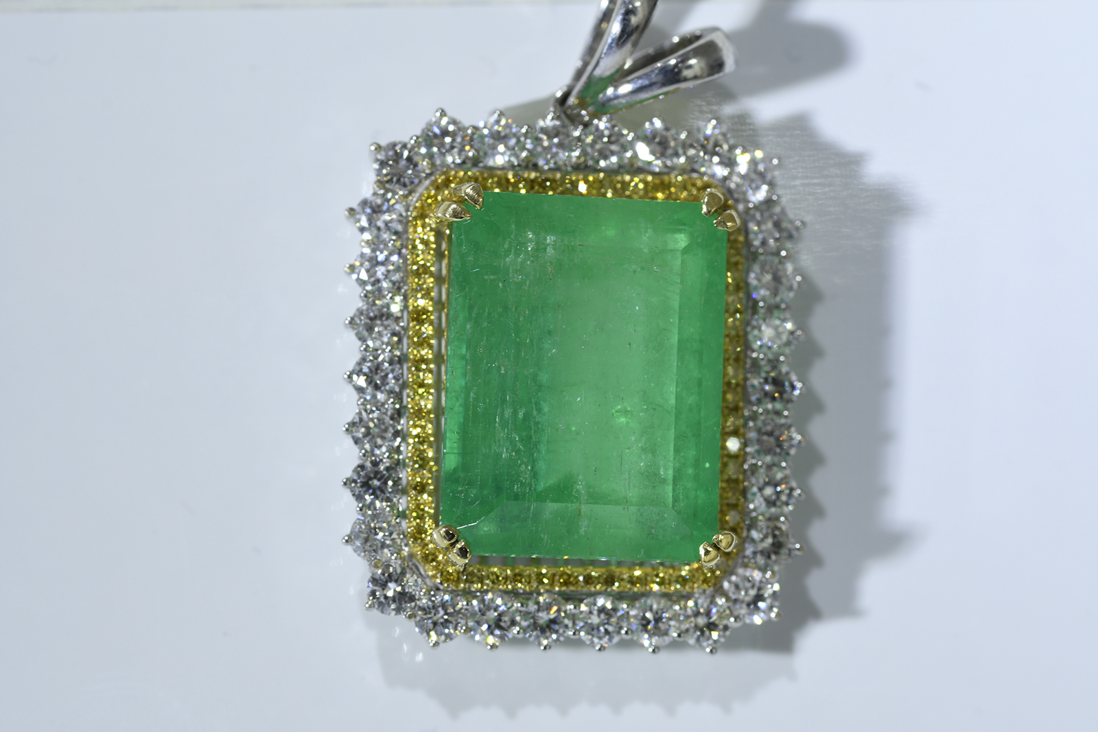 31 Carat Columbian Emerald & Diamond Pendant - Image 3 of 3