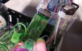 (148/7D) Contents Of Shelf - Mixed Lot Of Water Bottles & Thermos Flasks / Mugs. (See Photos F