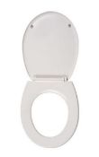 (147/7C) Bathroom Lot €“ Contents Of Shelf. To Include 3x Toilet Seat White. 4x Mechanical Bathr