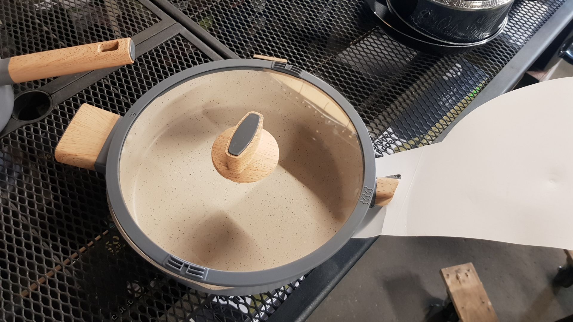 (114/R8) Simplicity 4 Piece Pan Set. (1x 28cm Saute Pan, 1x 28cm Wok, 1x Large Saucepan With Li - Image 6 of 6