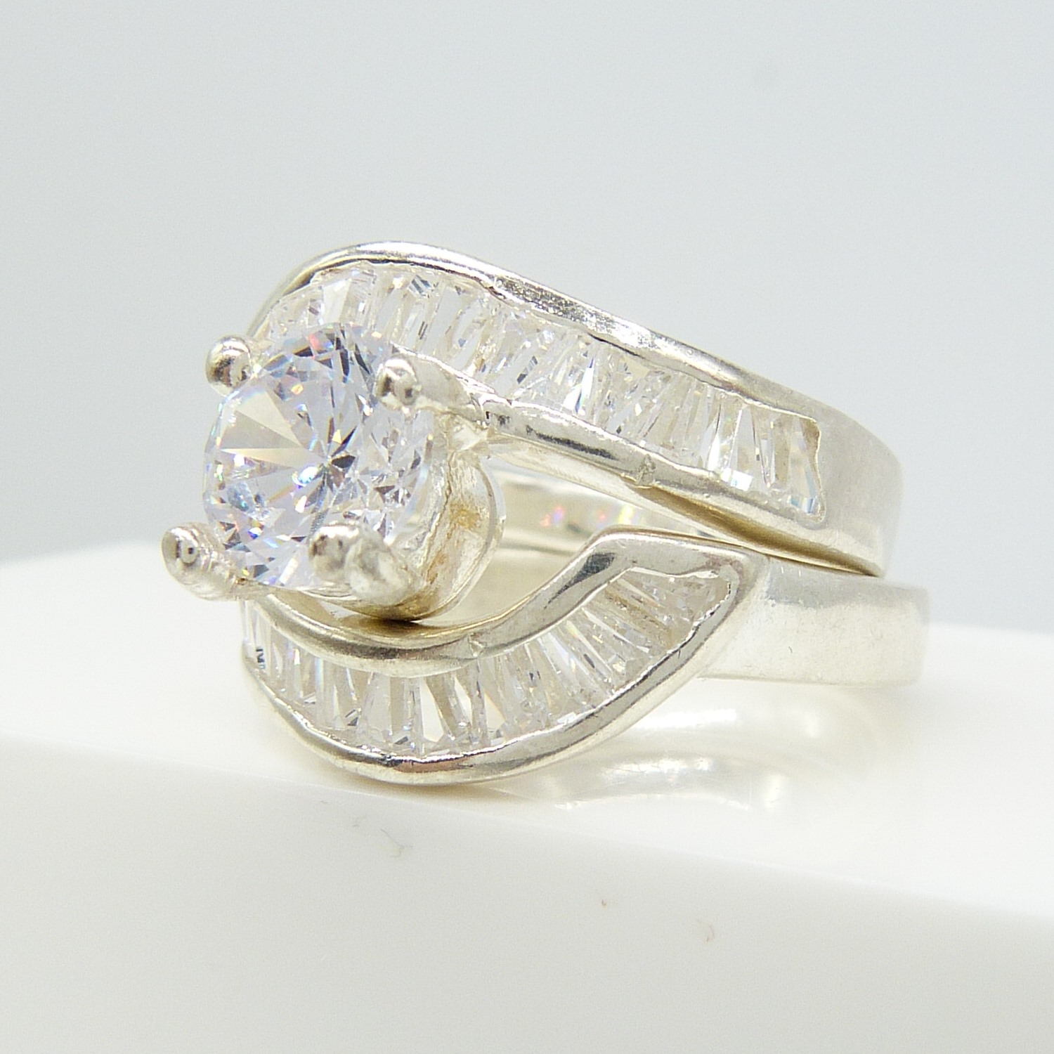 Two part cubic zirconia-set silver wave-style dress ring - Image 4 of 7