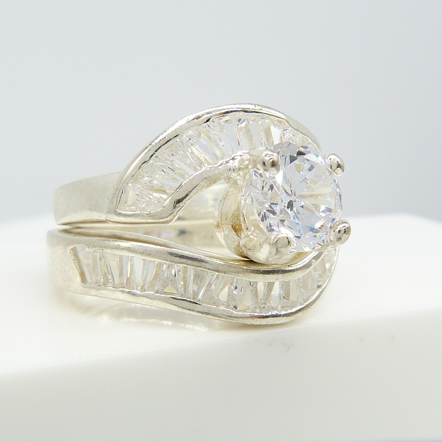 Two part cubic zirconia-set silver wave-style dress ring - Image 3 of 7