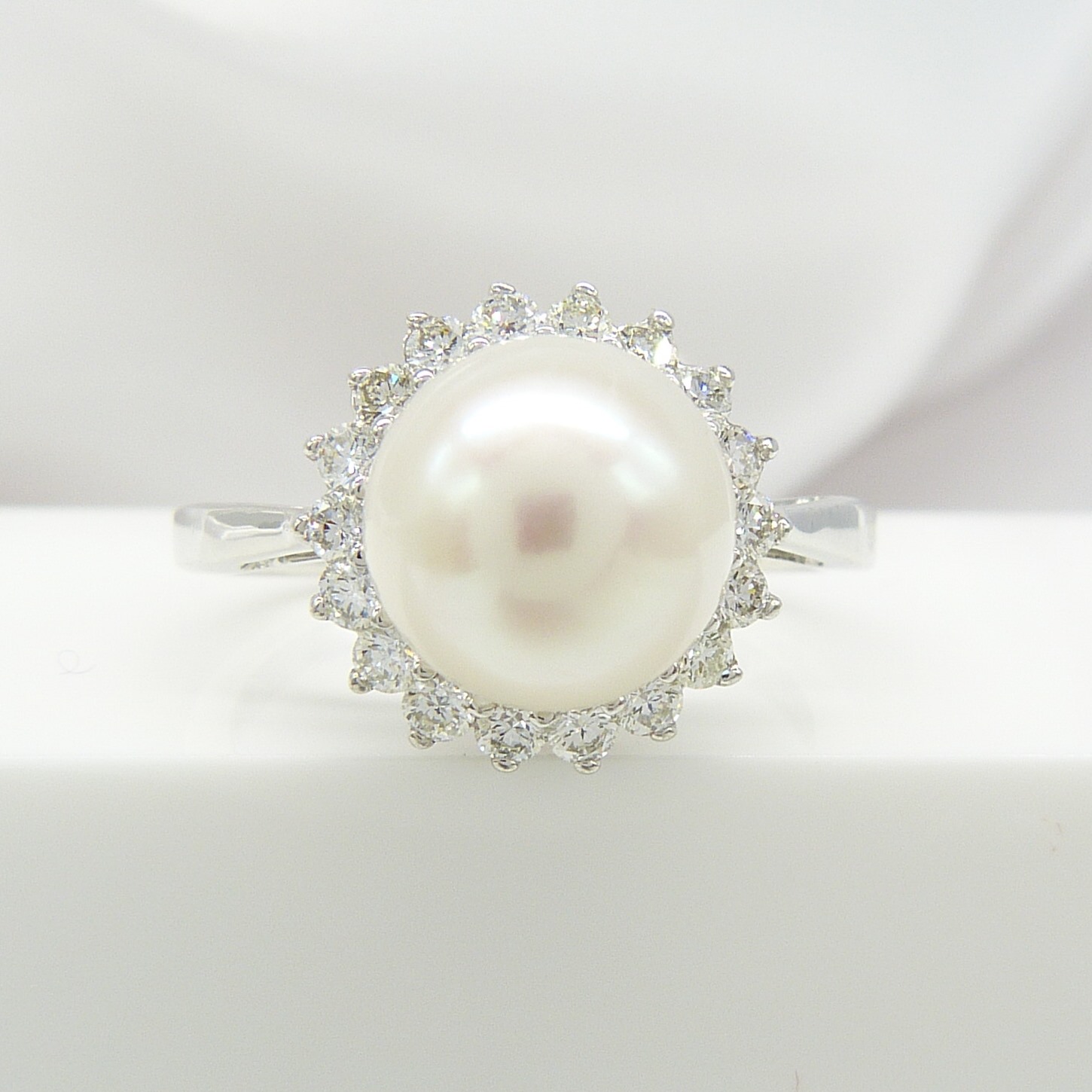 White gold round cultured freshwater pearl and diamond cluster ring in a classic style - Image 3 of 8