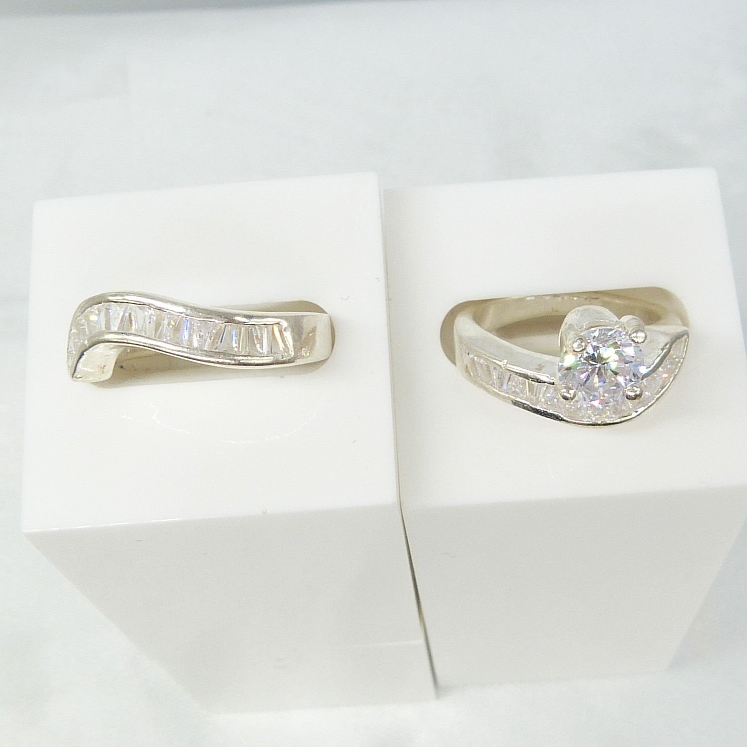 Two part cubic zirconia-set silver wave-style dress ring - Image 2 of 7