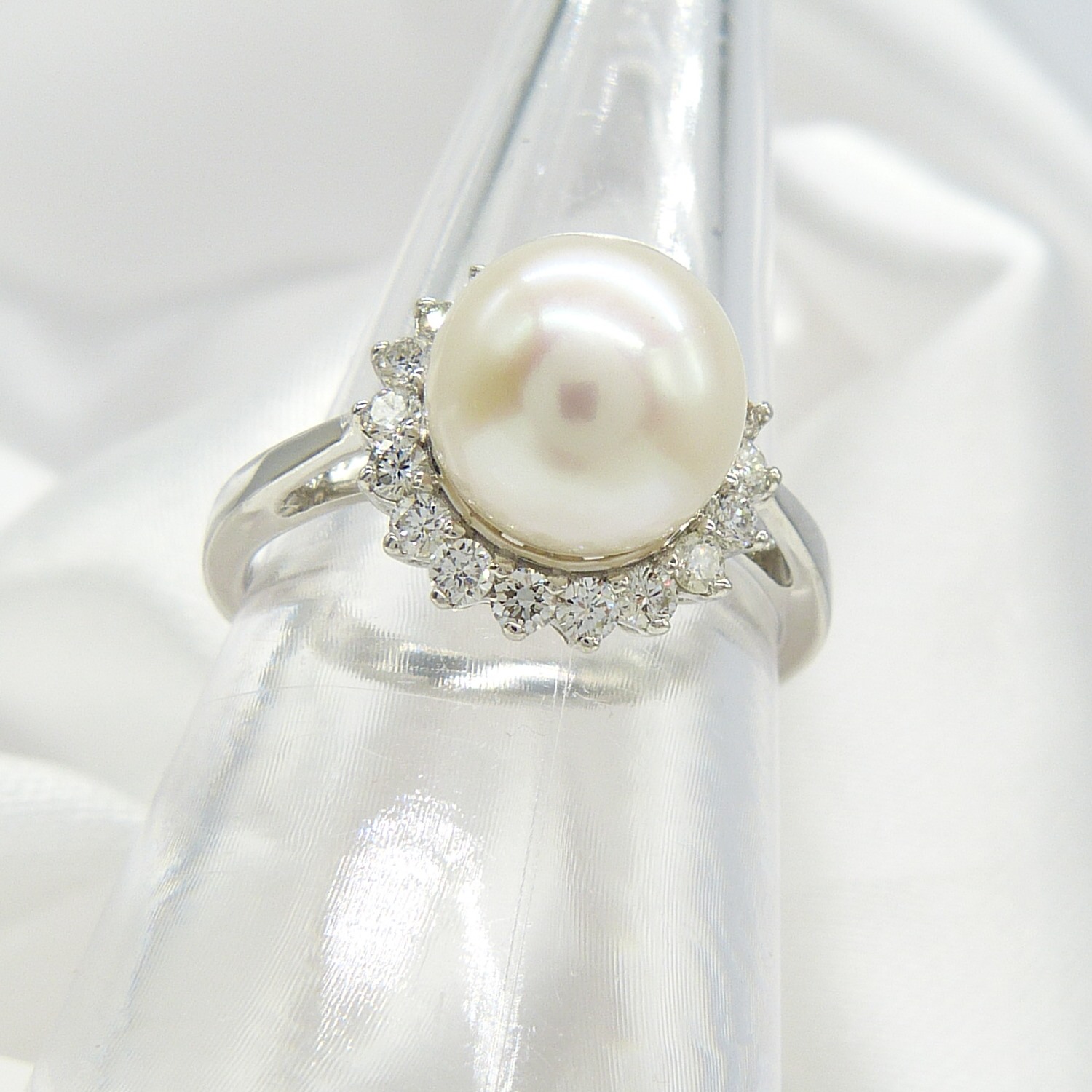 White gold round cultured freshwater pearl and diamond cluster ring in a classic style - Image 6 of 8