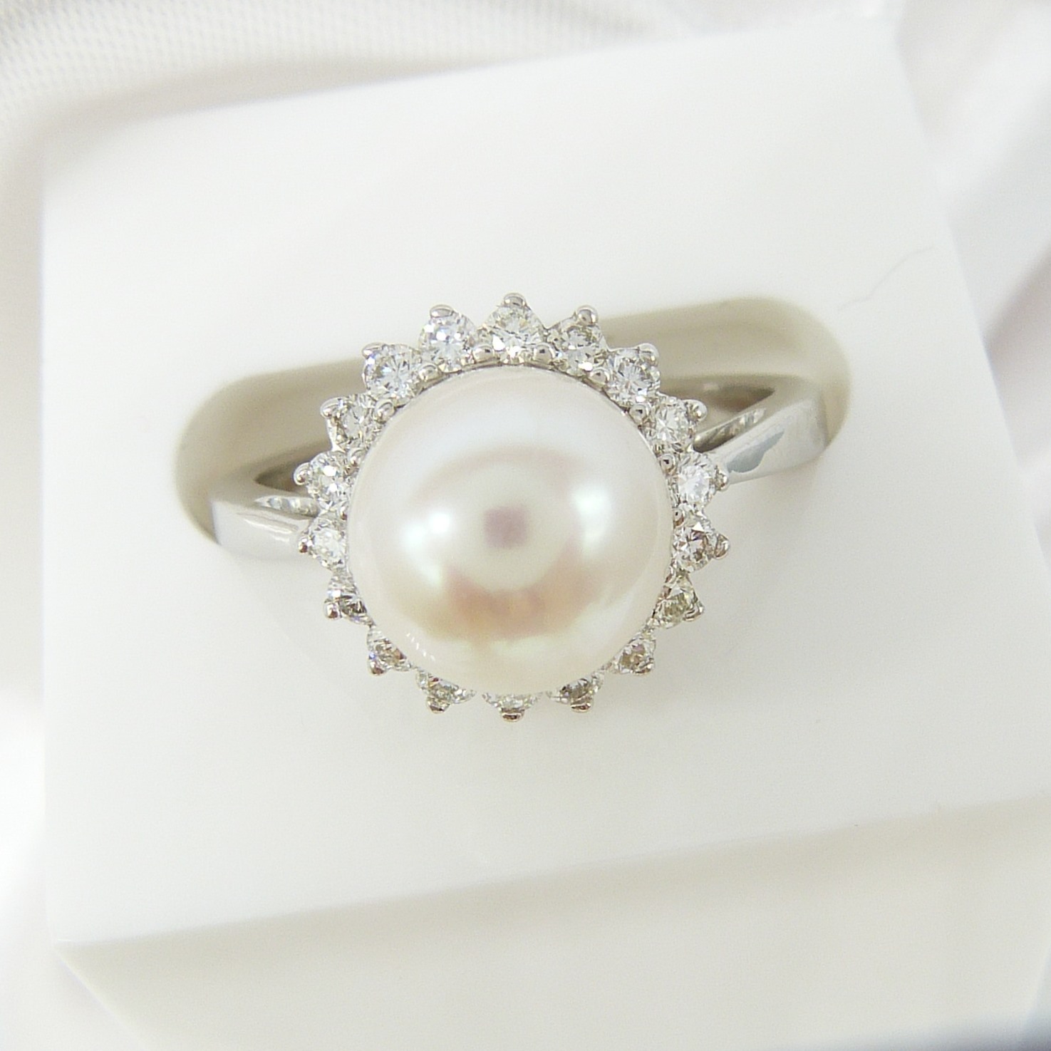 White gold round cultured freshwater pearl and diamond cluster ring in a classic style - Image 2 of 8