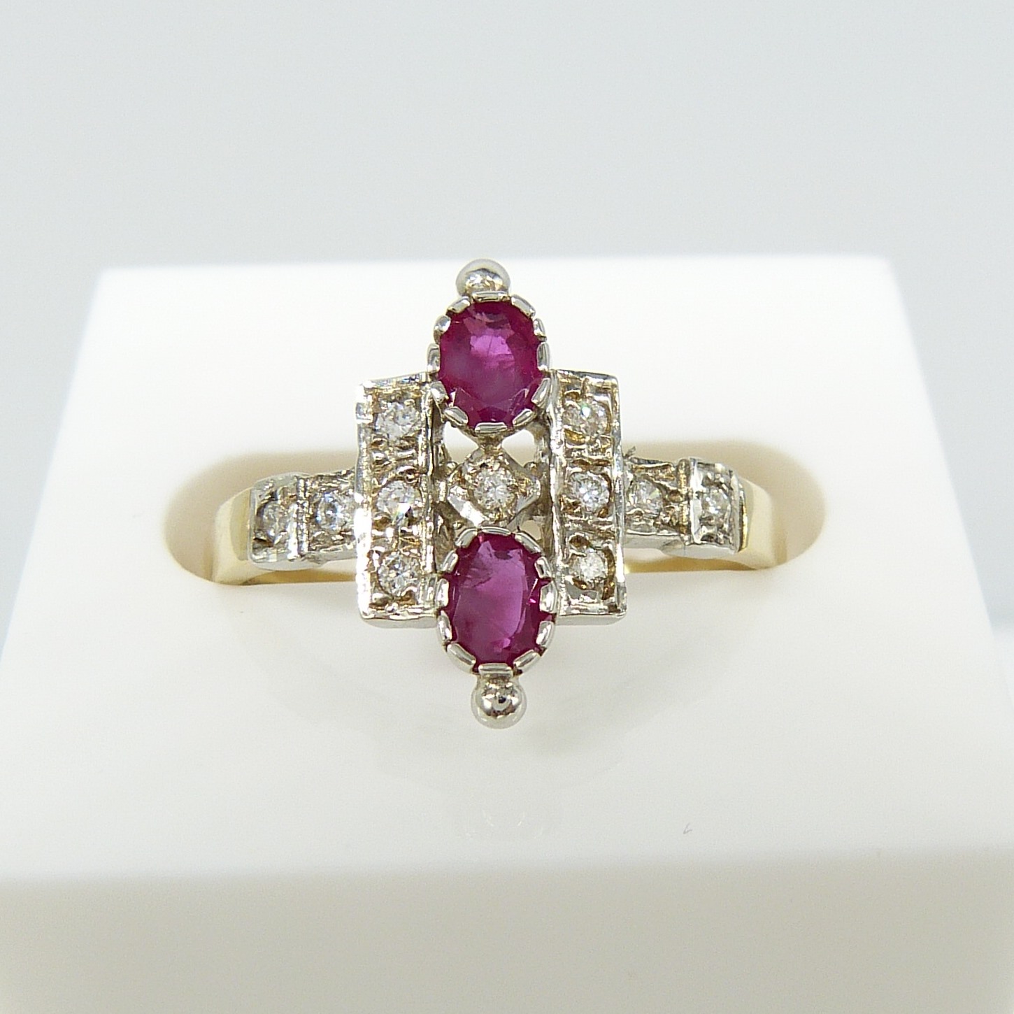 Vintage deco-inspired yellow and white gold ring set with rubies and diamonds - Image 3 of 8