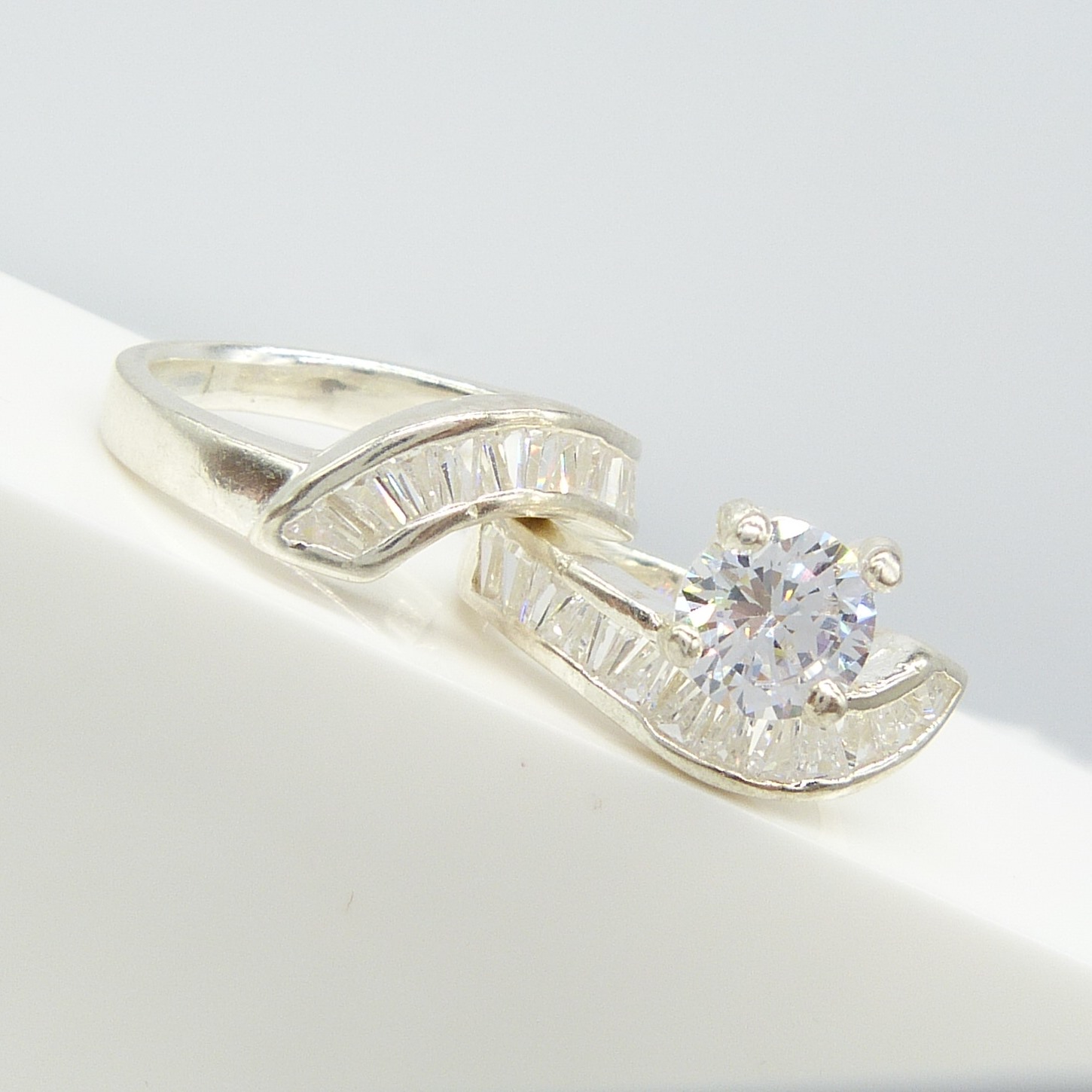 Two part cubic zirconia-set silver wave-style dress ring - Image 6 of 7