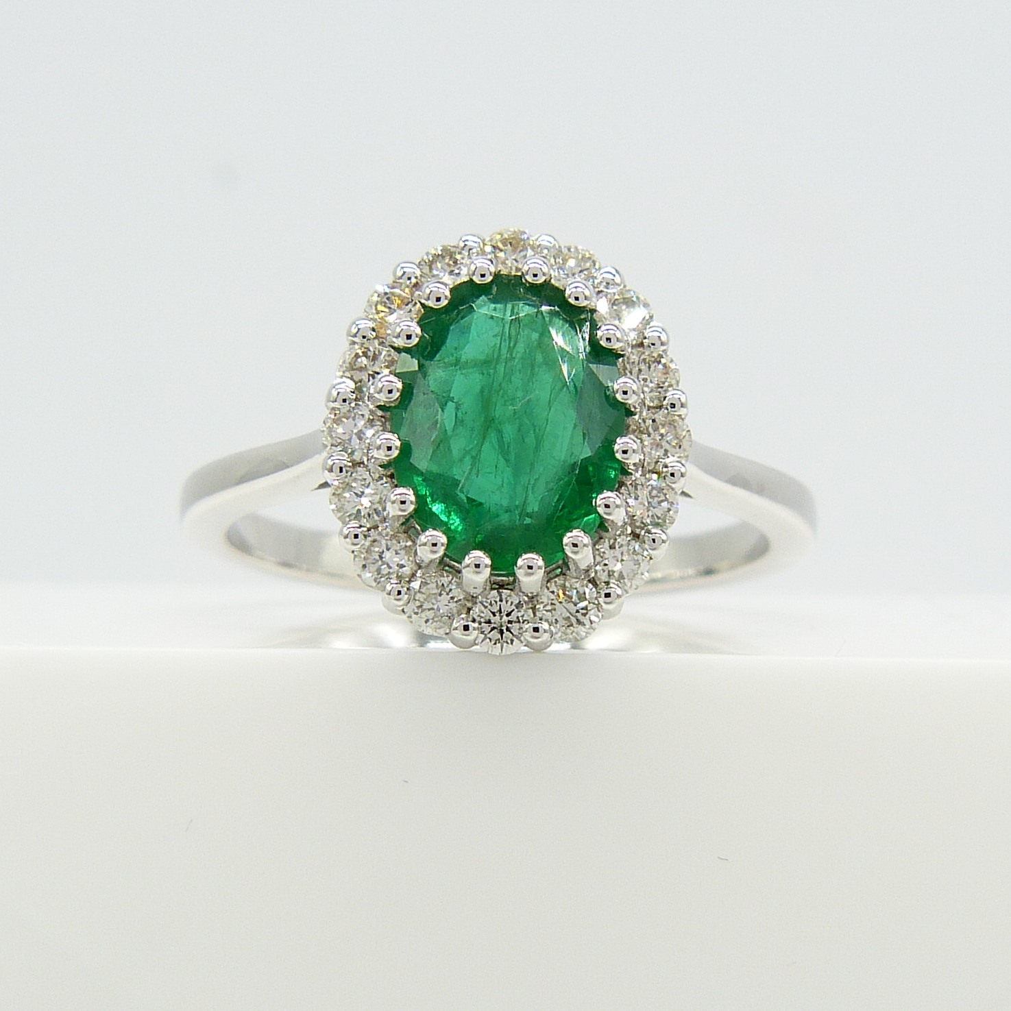 18ct white gold oval emerald and diamond cluster ring - Image 5 of 8