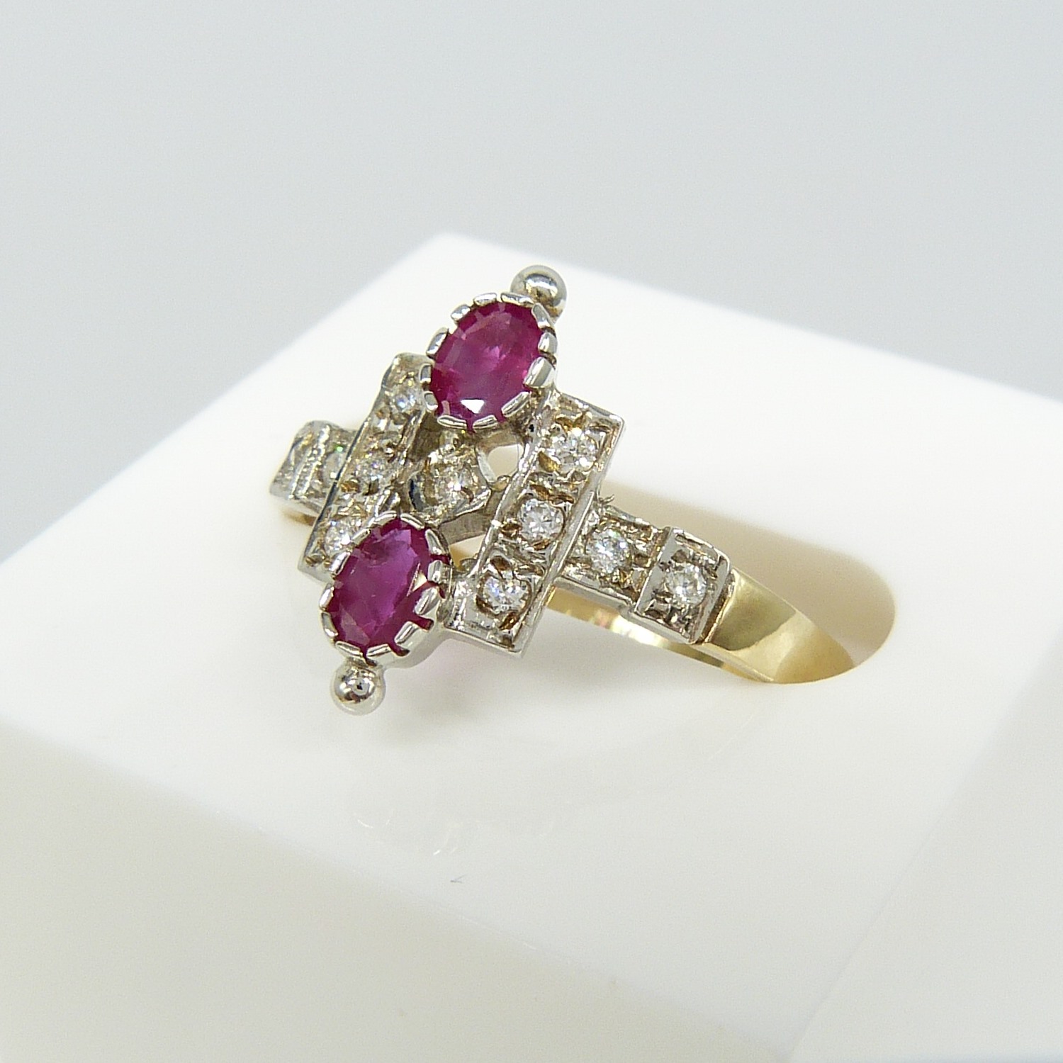 Vintage deco-inspired yellow and white gold ring set with rubies and diamonds - Image 4 of 8