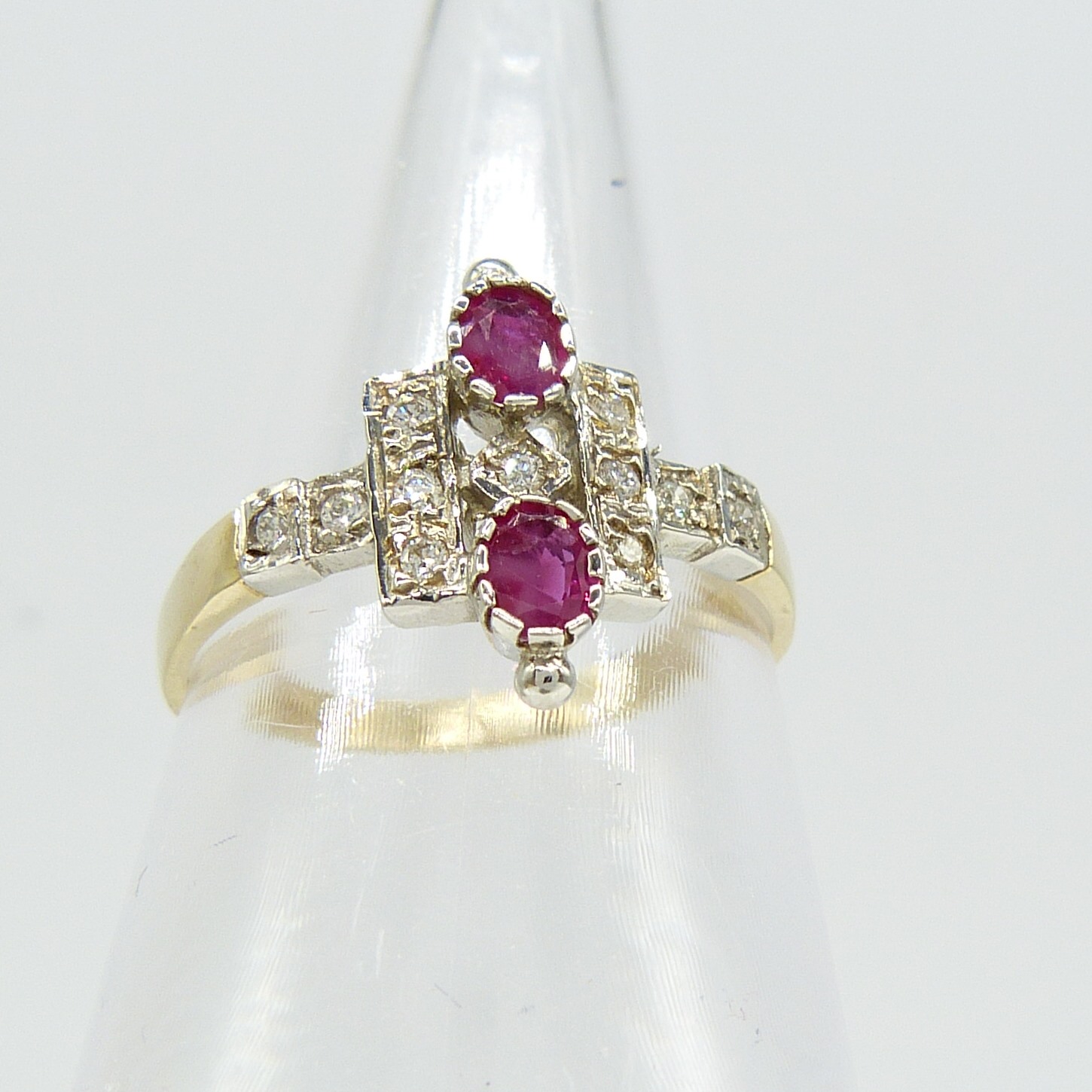 Vintage deco-inspired yellow and white gold ring set with rubies and diamonds - Image 8 of 8