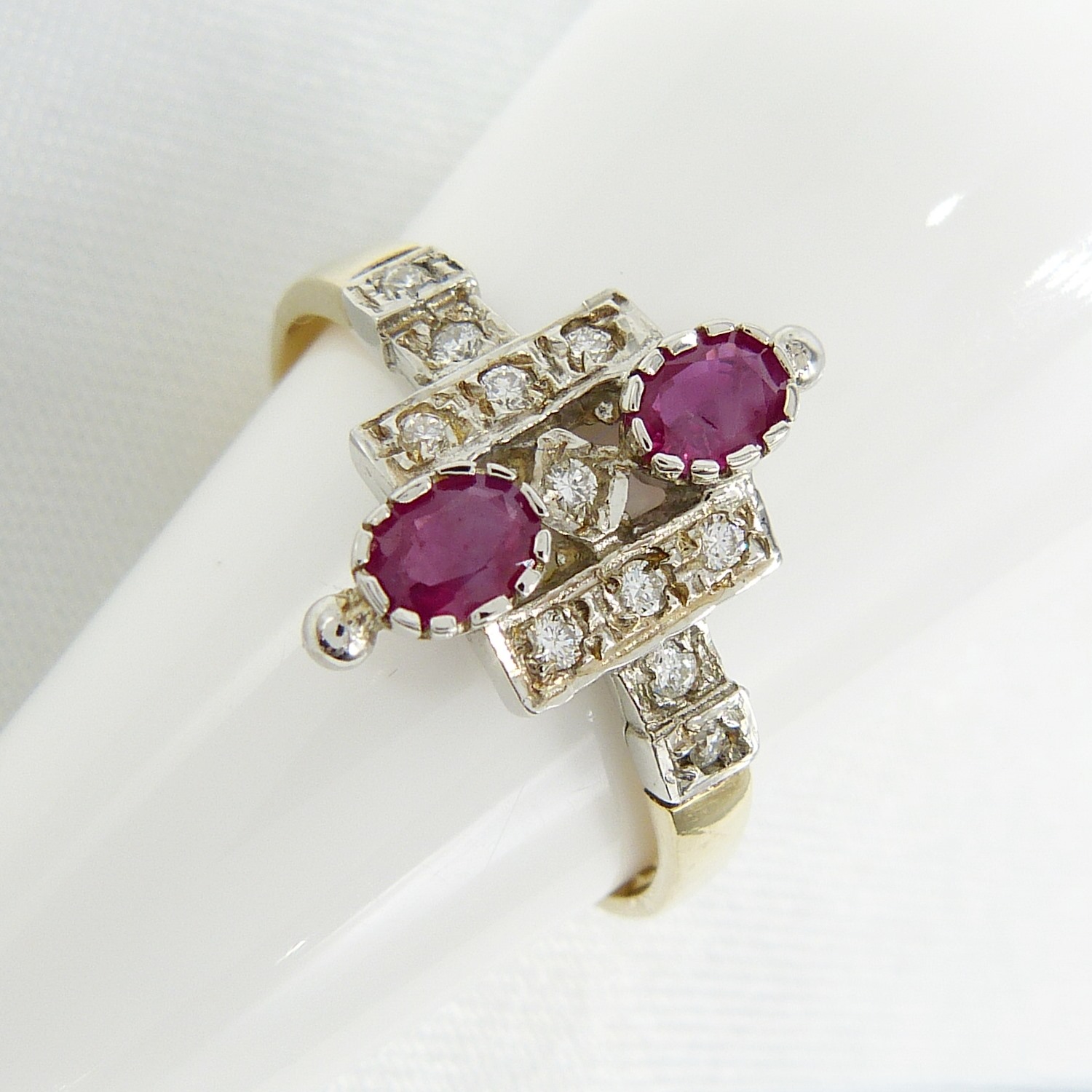Vintage deco-inspired yellow and white gold ring set with rubies and diamonds - Image 5 of 8