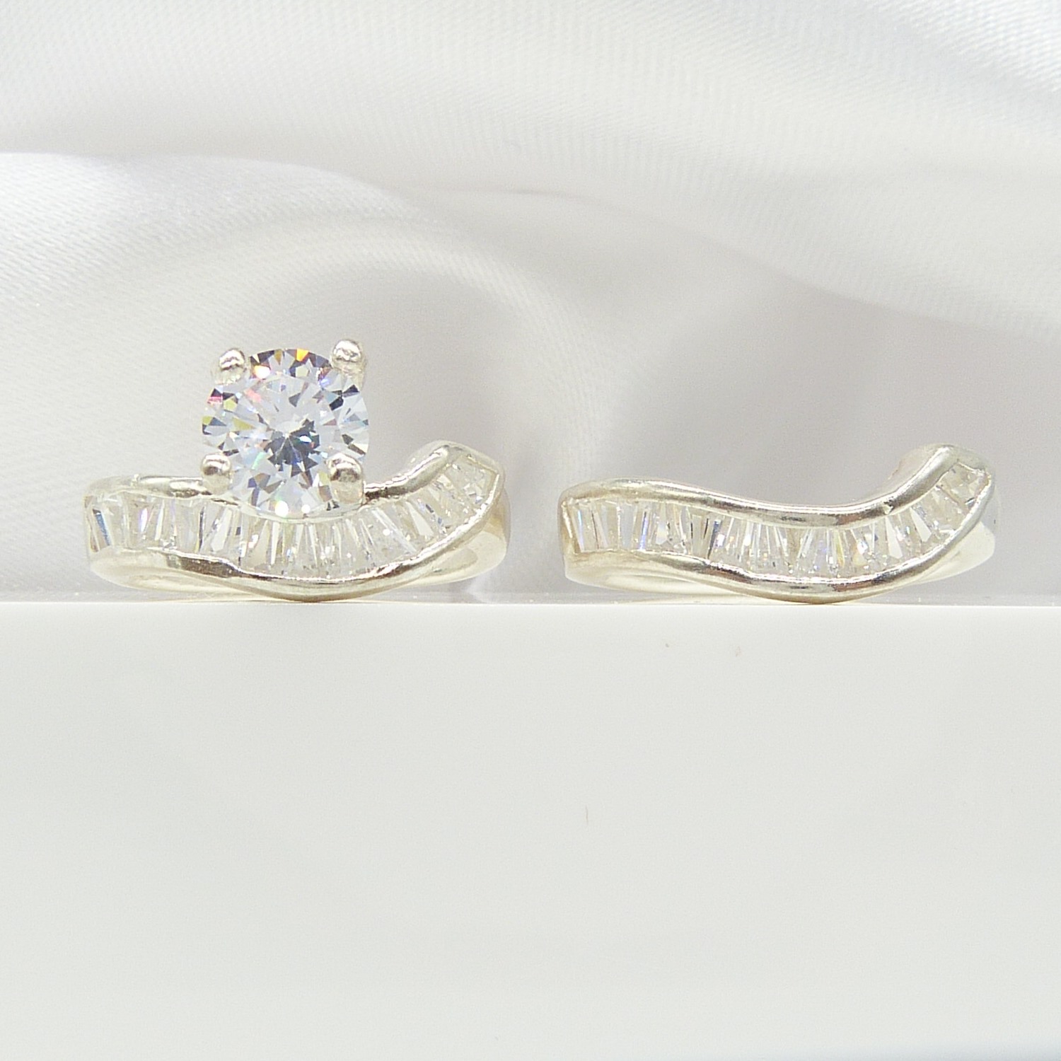 Two part cubic zirconia-set silver wave-style dress ring - Image 5 of 7