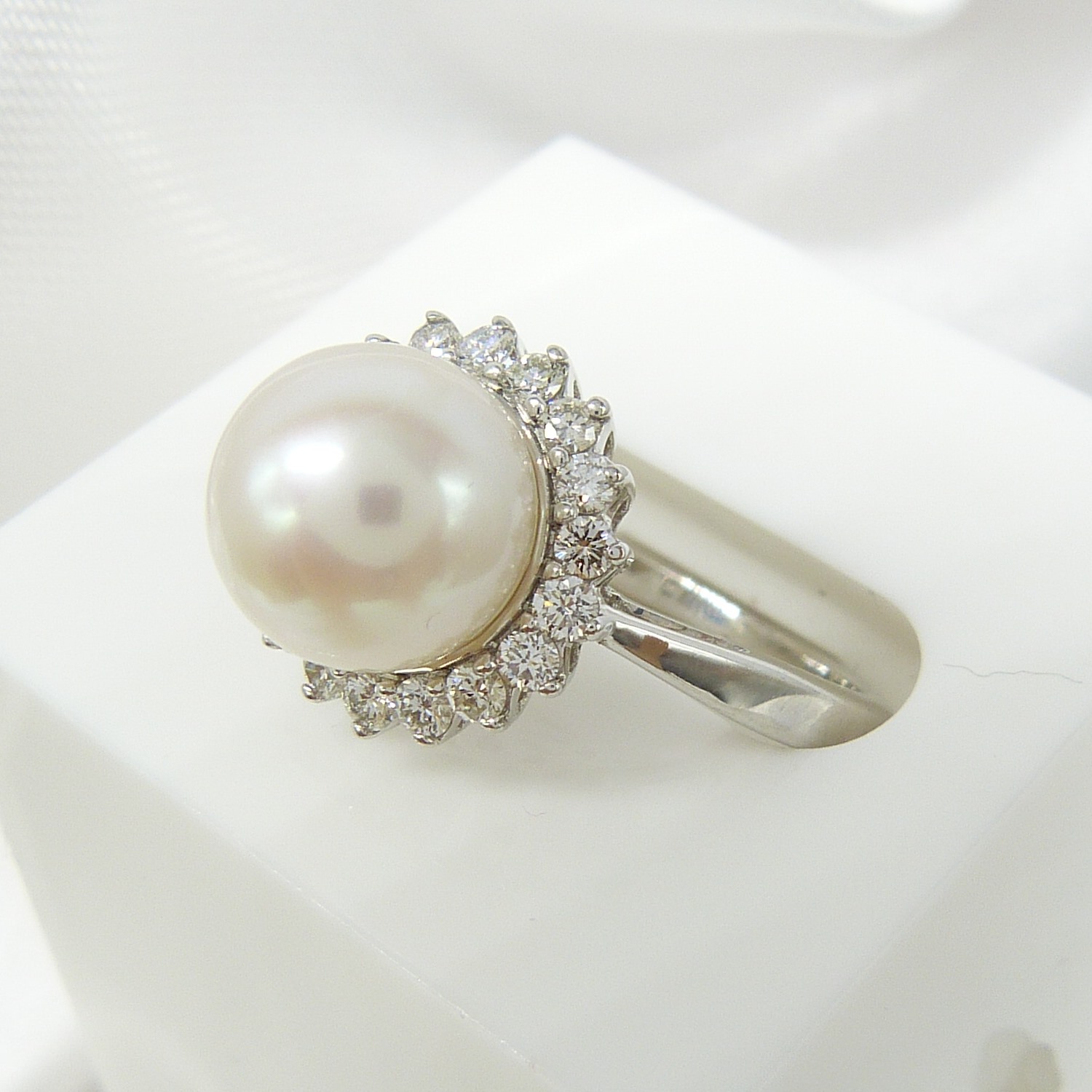White gold round cultured freshwater pearl and diamond cluster ring in a classic style - Image 4 of 8