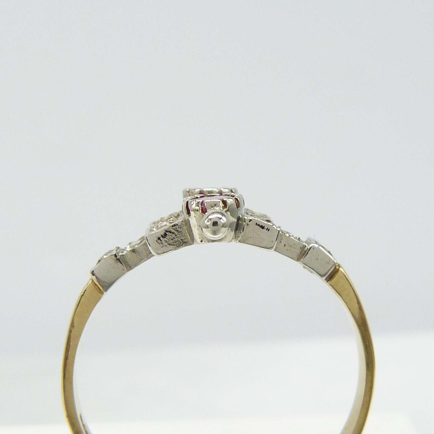Vintage deco-inspired yellow and white gold ring set with rubies and diamonds - Image 6 of 8