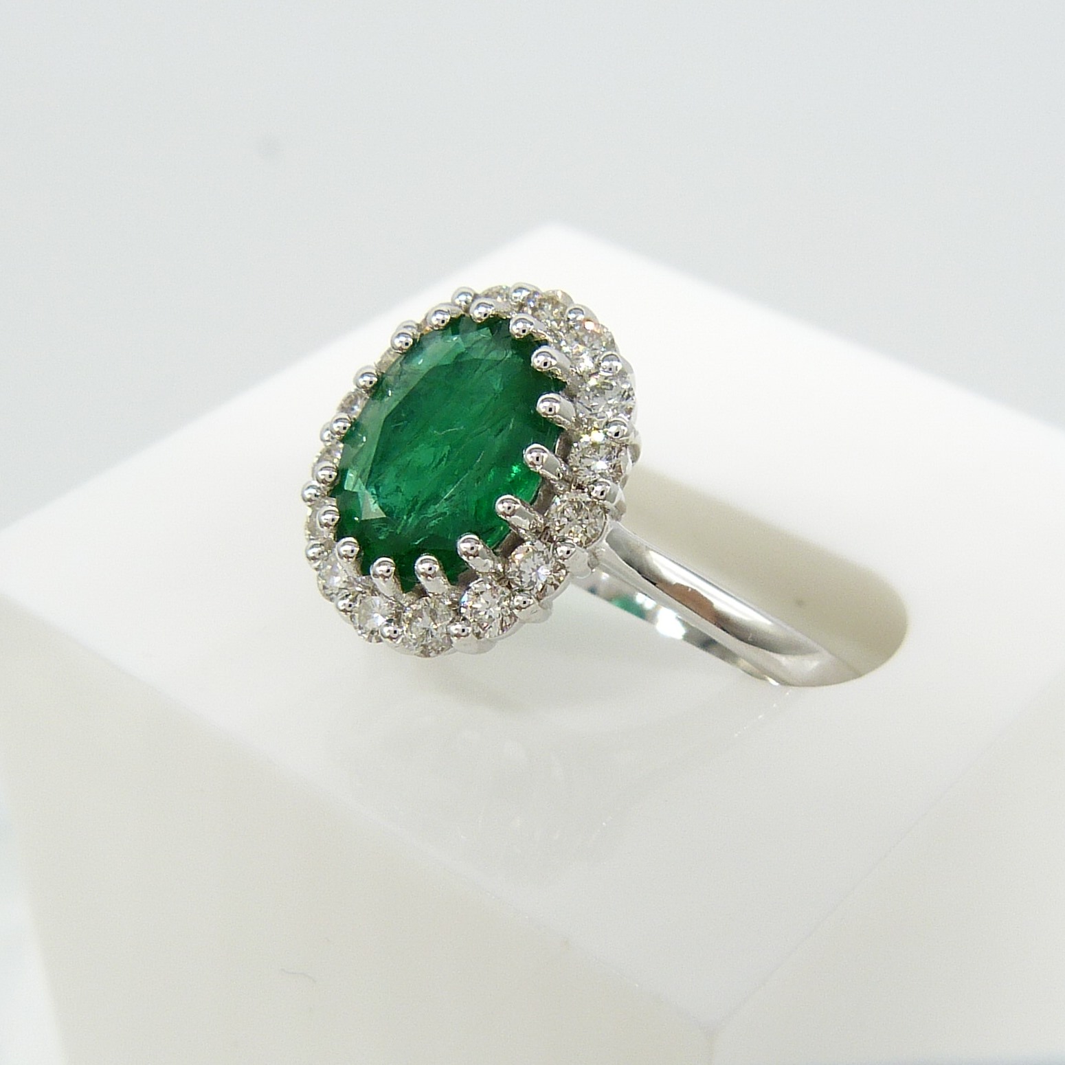 18ct white gold oval emerald and diamond cluster ring - Image 4 of 8